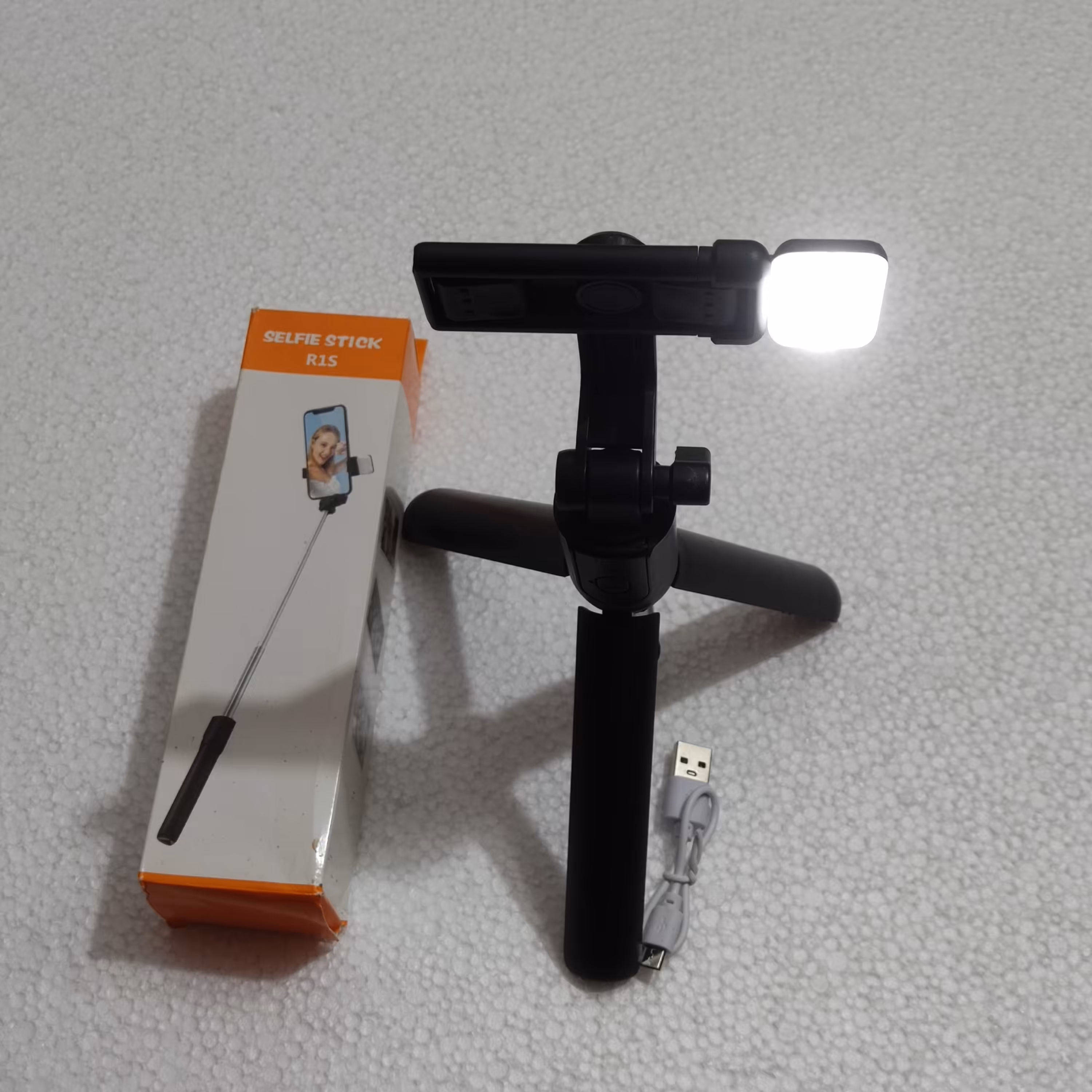 سه پایه و پایه نگهدارنده و مونوپاد  سلفی استیک  مدل R 1 S
Selfie Stick
پایه   پایه گوشی       قیمت و خرید 