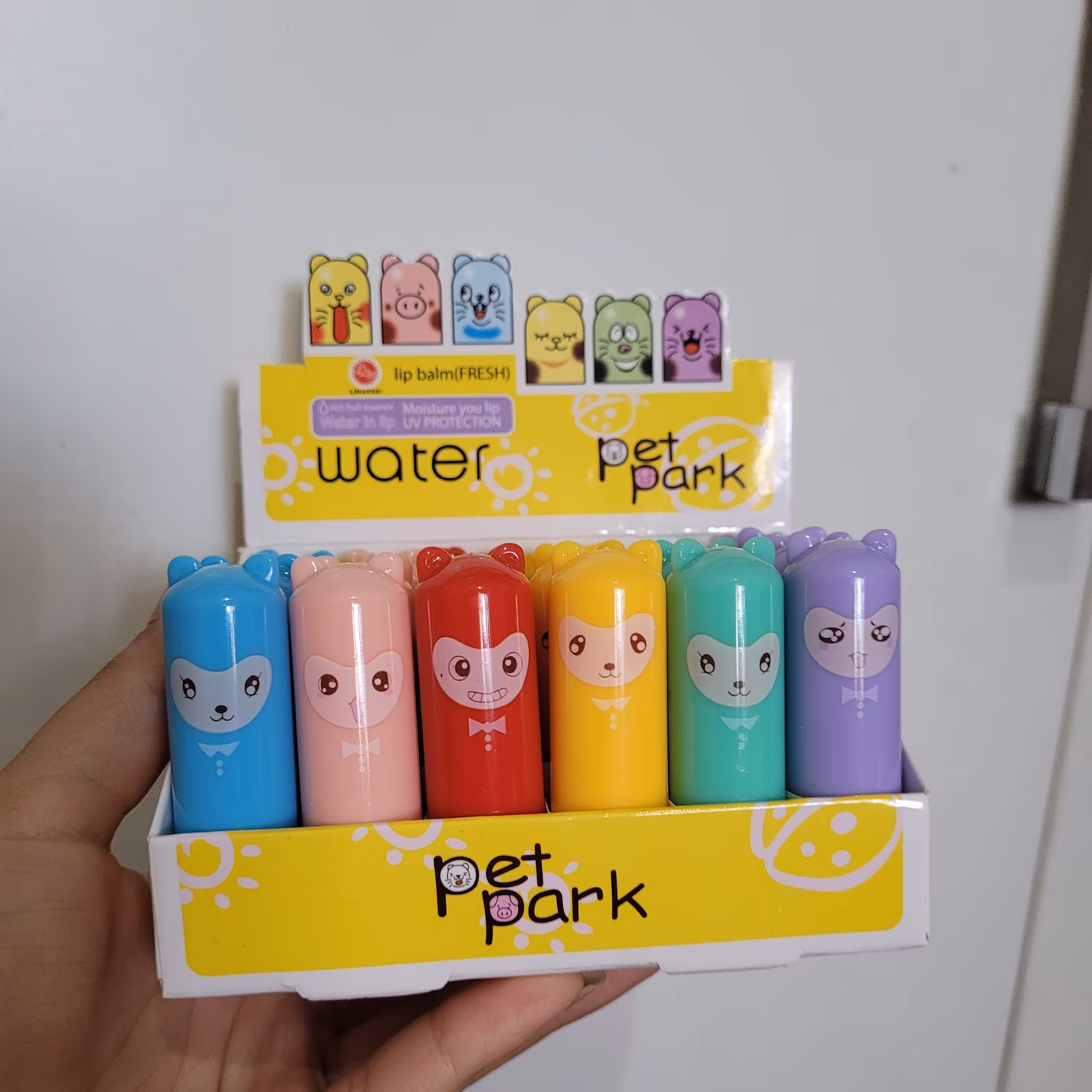 رژ حرارتی رایحه میوه ای روی لب صورتی میشن