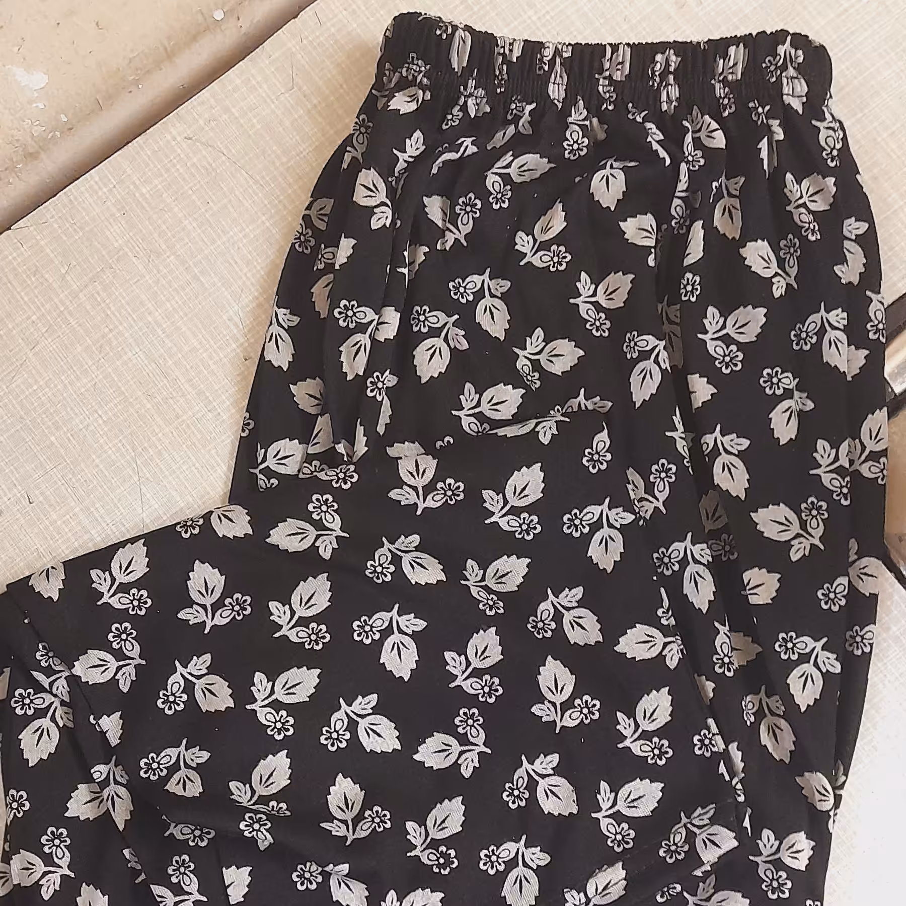 شلوار زنانه سایز بزرگ  طرحدار  گلدار  راحتی مشکی سفید 