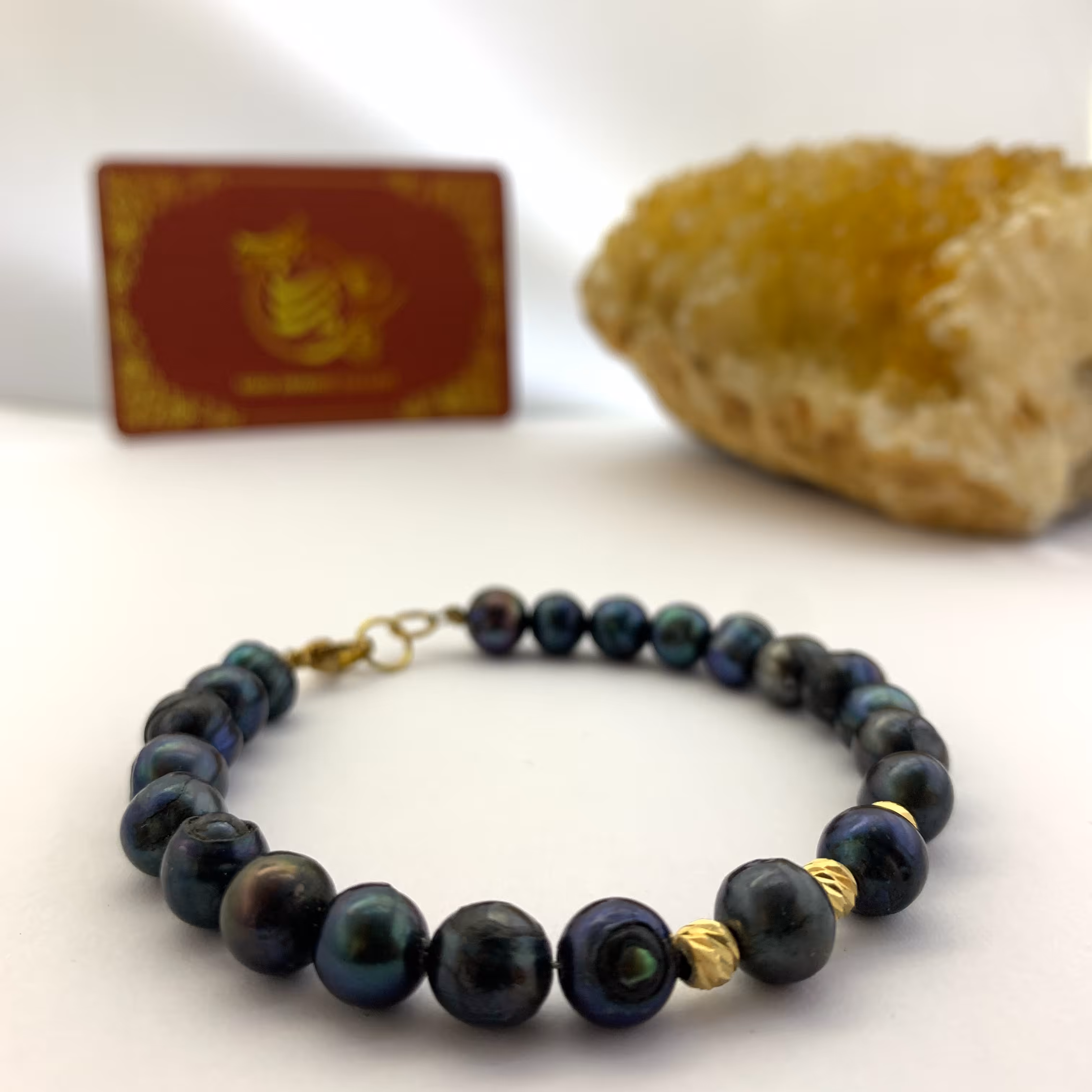 دستبند مروارید مشکی اصل با گوی های طلا 