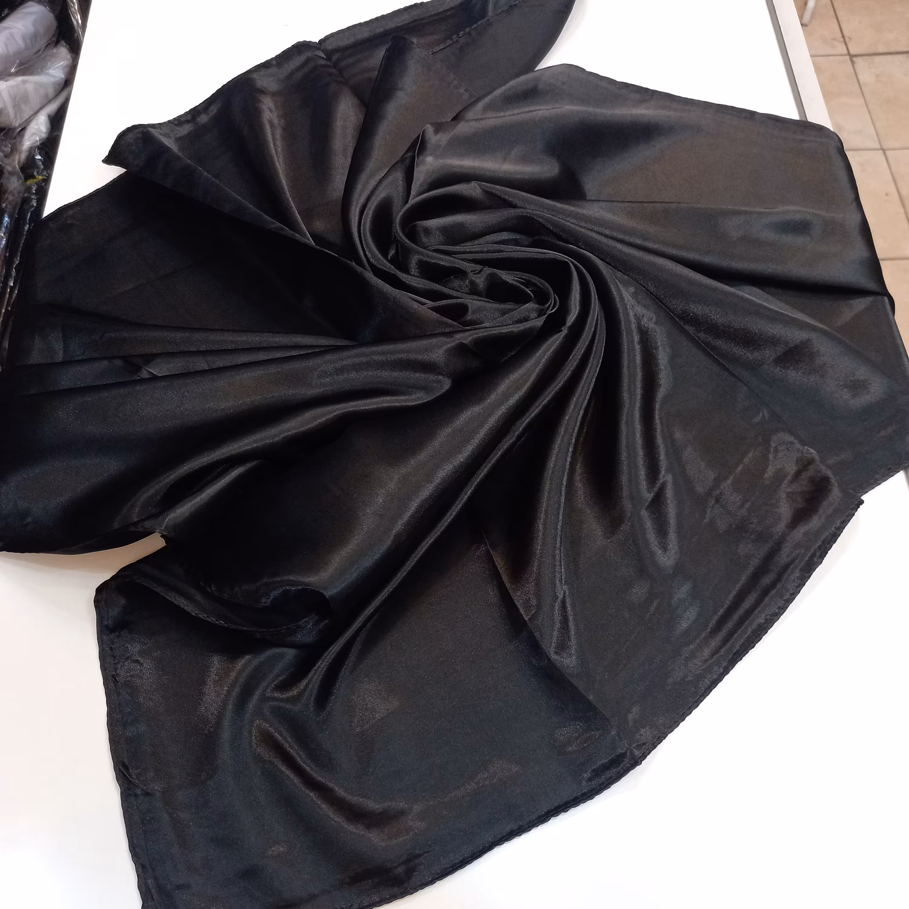 روسری ساتن براق مجلسی ساده قواره 100 تقریبی تک رنگ کیفیت عالی ایستایی عالی روی سر