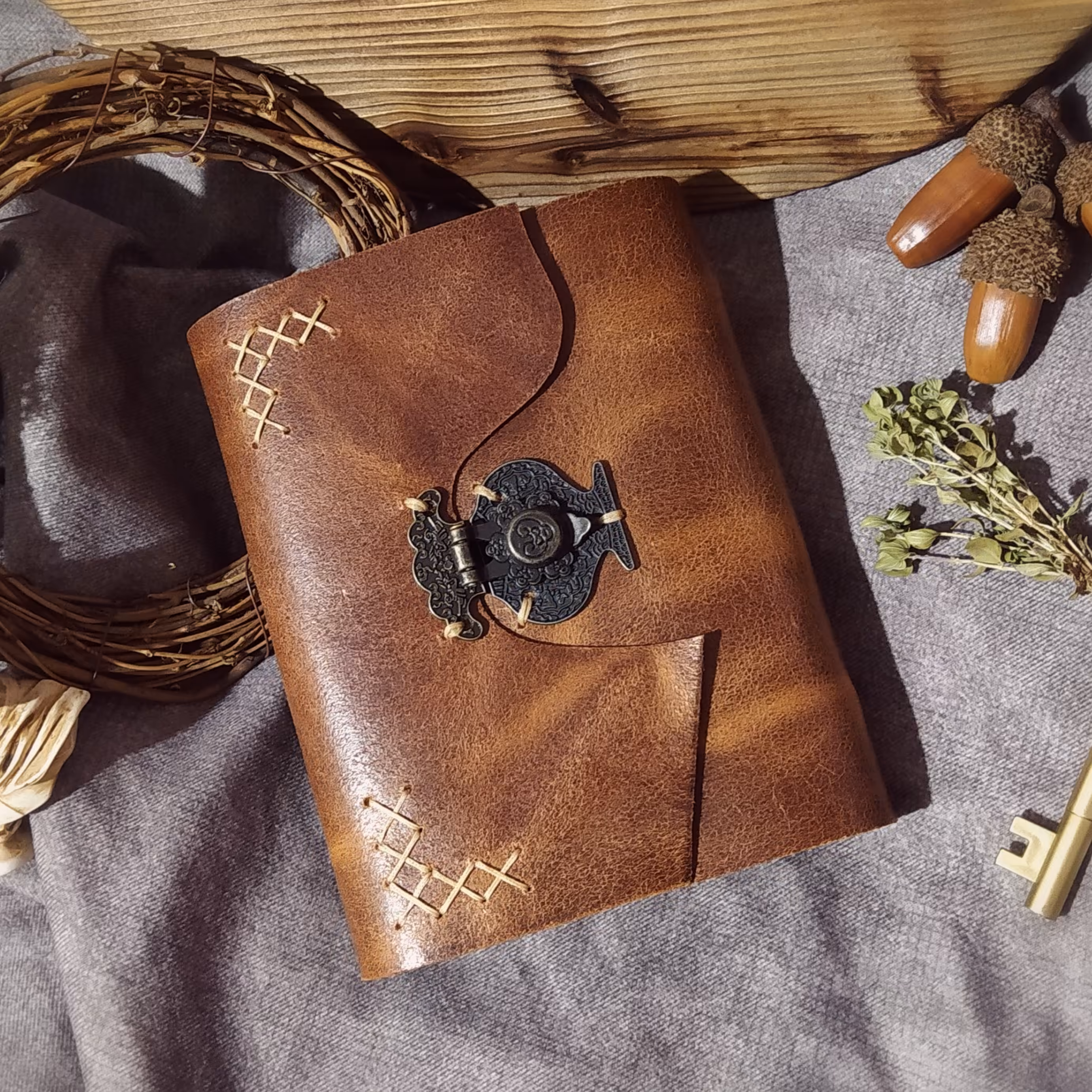 کلاسور  چرمی 20 در 16 با چرم گاوی افکتی رنگ فندقی یک جیب داخل جلد دو ورقه چرمی برای زیر و روی کاغذا صد برگ کاغذ خط دار 