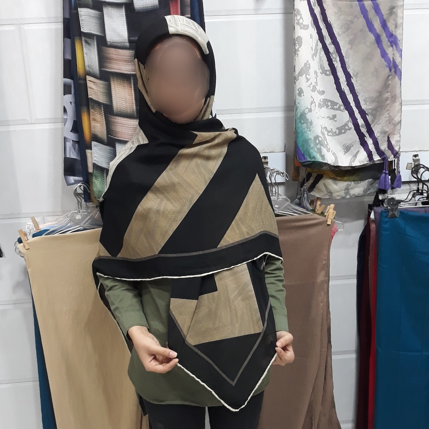 روسری نخی مشکی کرم