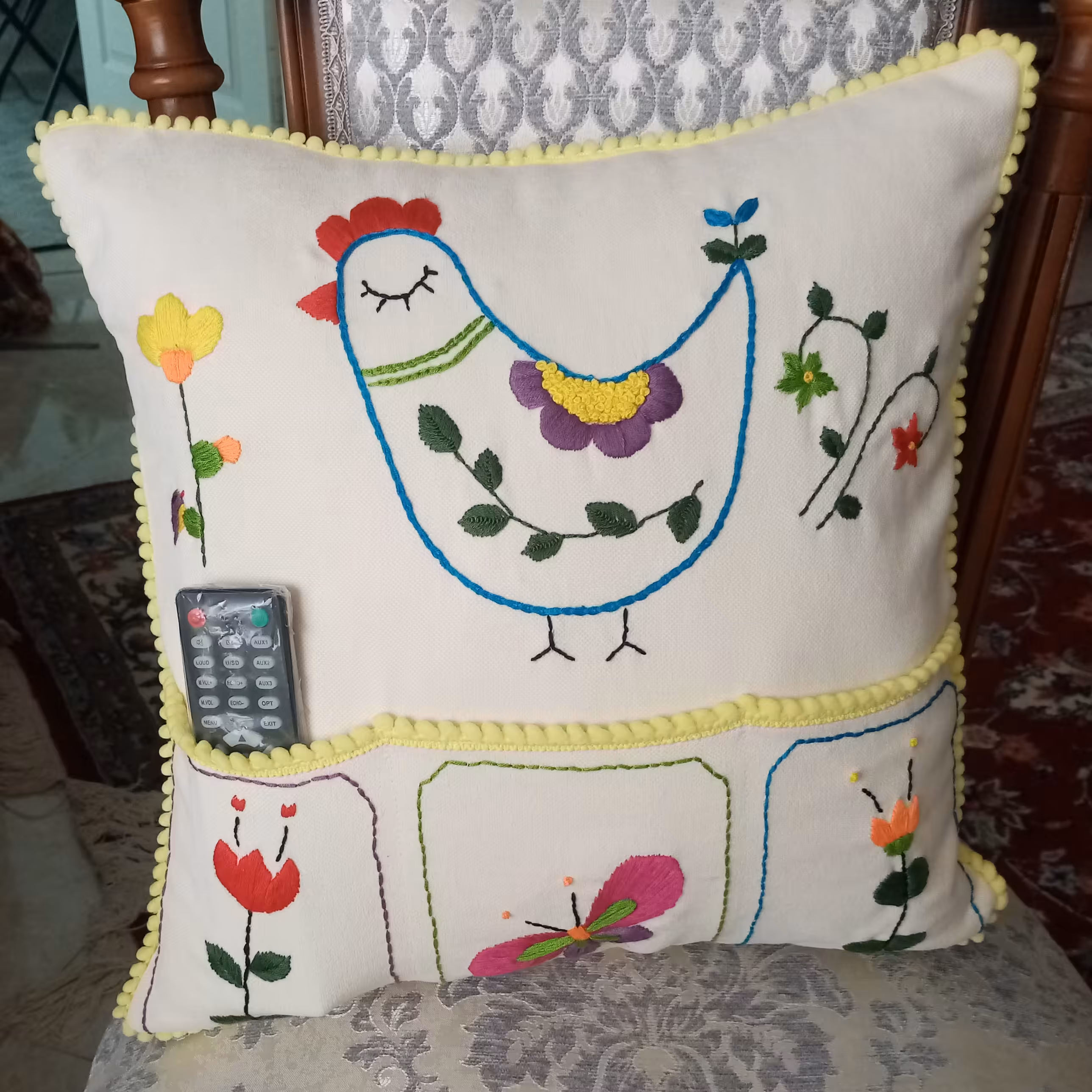 کاور کوسن گلدوزی شده طرح مرغ بهار40 در40 جایی مناسب برای کنترل تلویزیون
