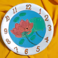 ساعت دیواری سفالی نقطه کوبی شده طرح لاله مرداب هنرکده سدنا 