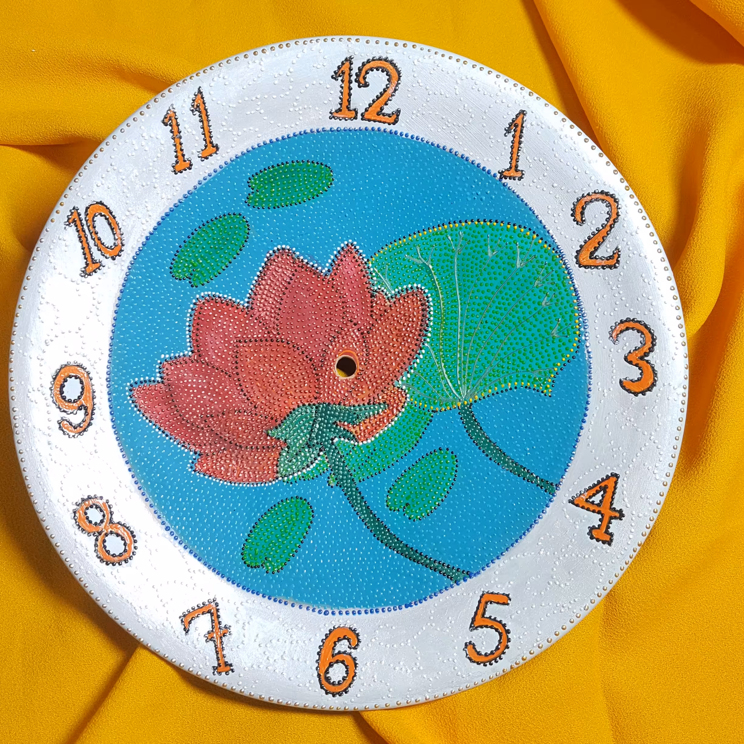 ساعت دیواری سفالی نقطه کوبی شده طرح لاله مرداب هنرکده سدنا 