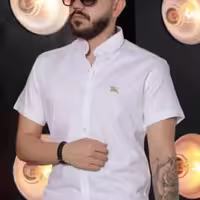 پیراهن آستین کوتاه پارچه ارو  دردورنگ سفید وابی در 4سایز m.l.xl.2x.3x   برند باربری خیلی خنک باخرجکار چهار خانه پشت یقه