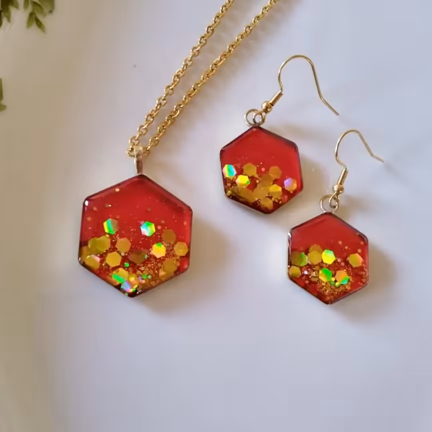 زیورآلات رزینی نیم ست شامل گردنبند و گوشواره 