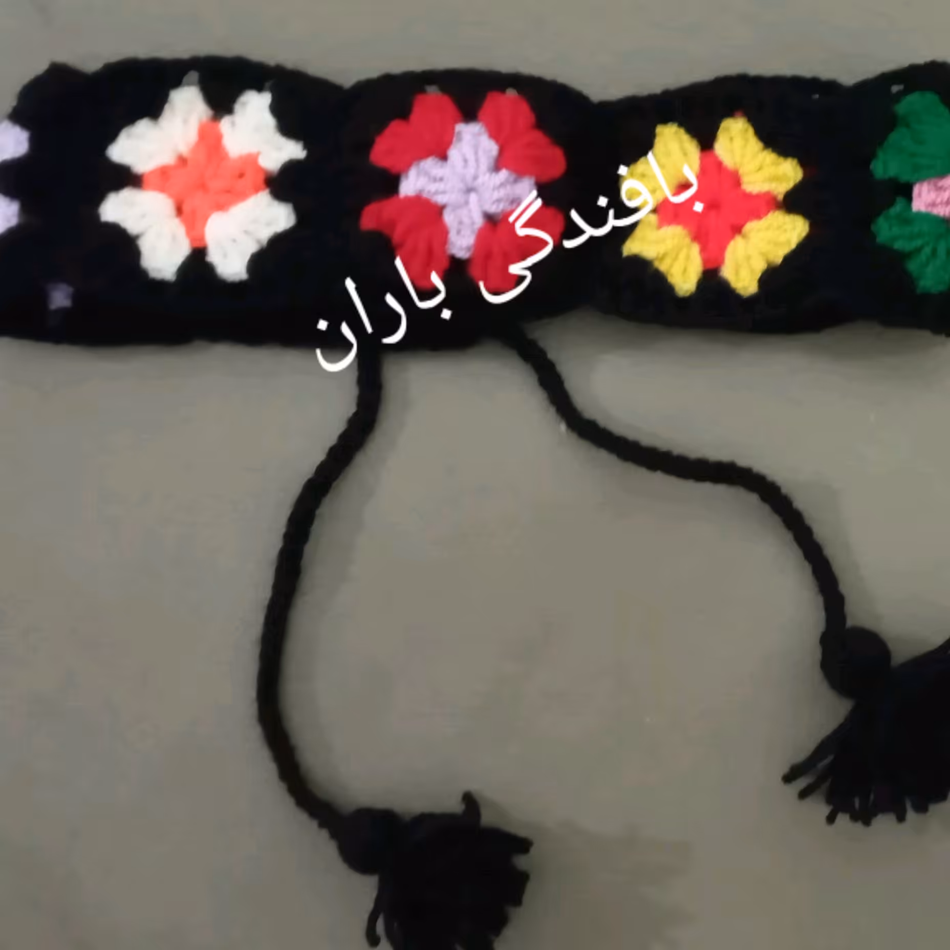 هدبند زنانه و دخترانه دست بافت طرح موتیف شیک و زیبا پشت سر بند میخوره در رنگهای مختلف وطرحهای مختلف واندازهای مختلف