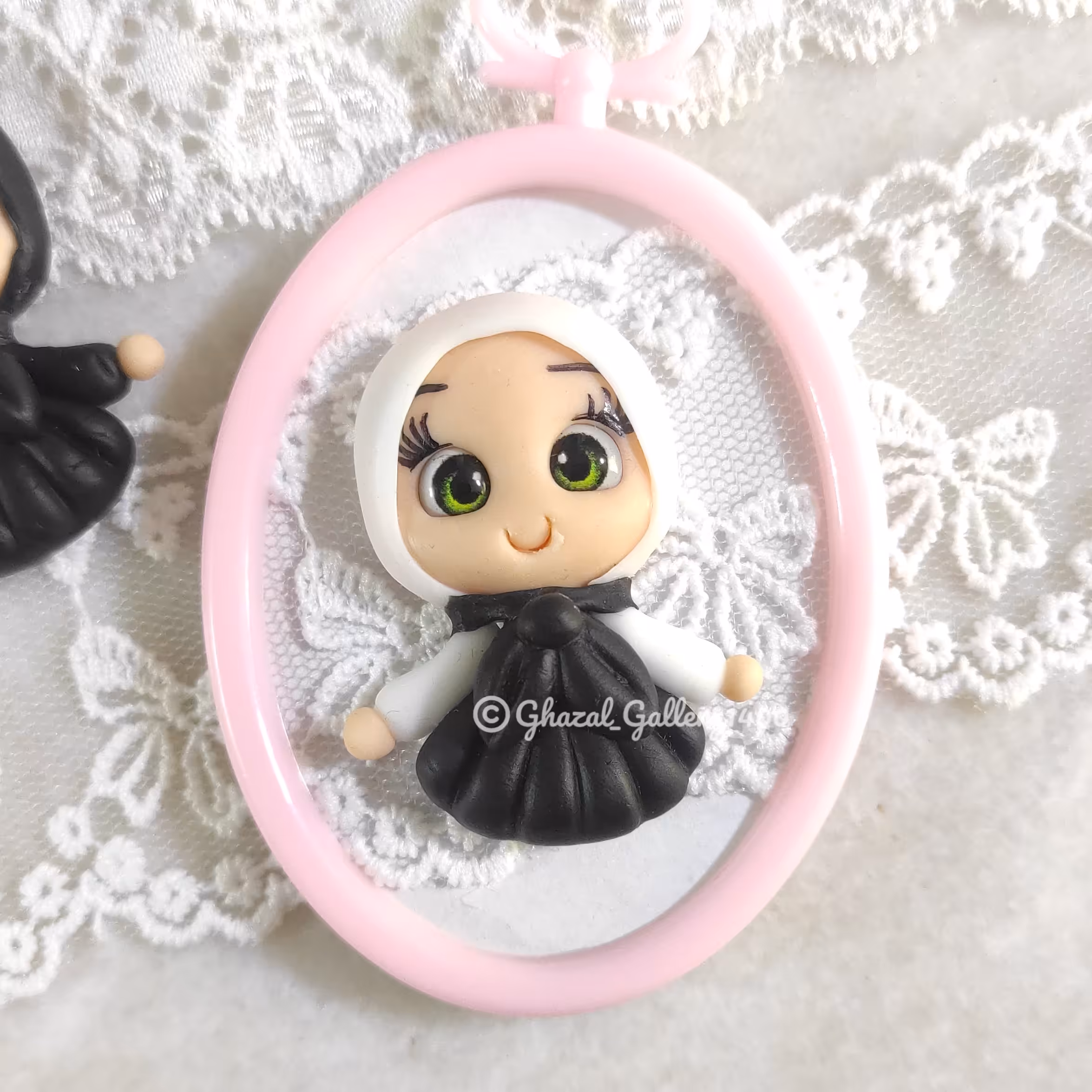 پیکسل خمیری محرم دختر با حجاب در دو رنگ مشکی و سفید