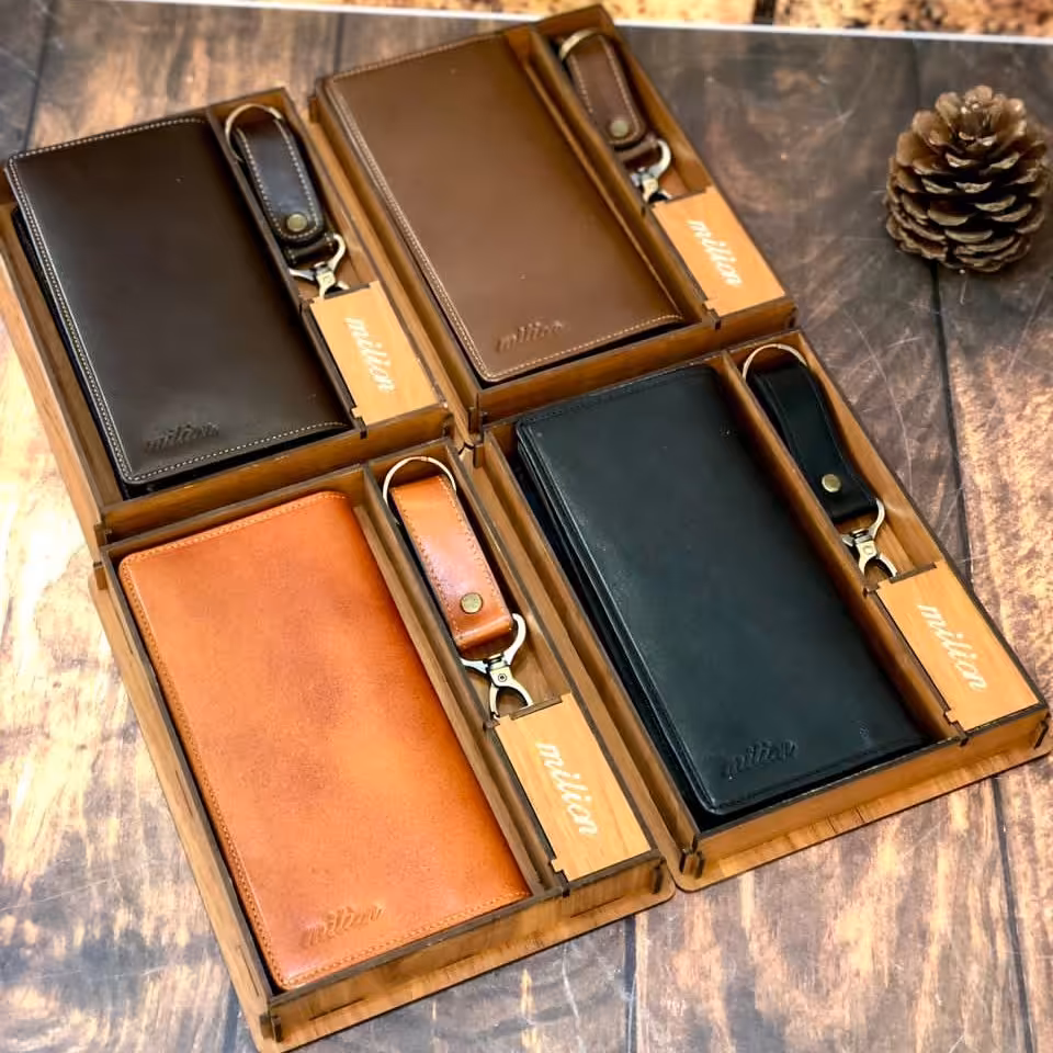 ست کیف و جاسوئیچی چرم با جعبه چوبی 