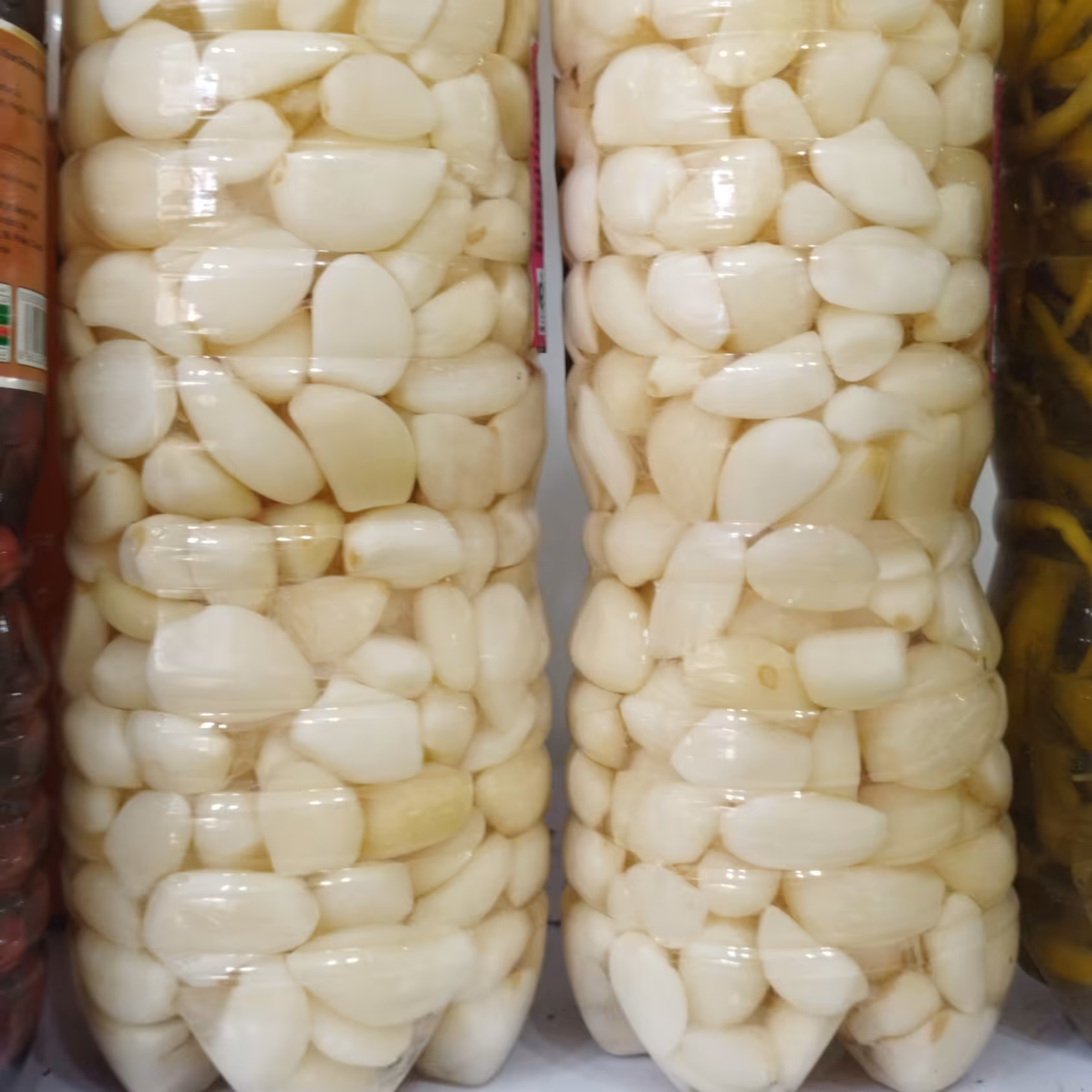 سیر صدفی در آب نمک و سرکه پوست کنده 