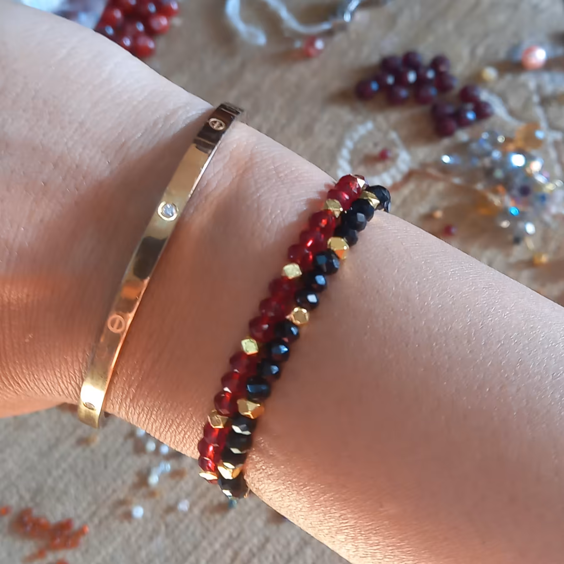 دستبند کریستالی قرمز و مشکی