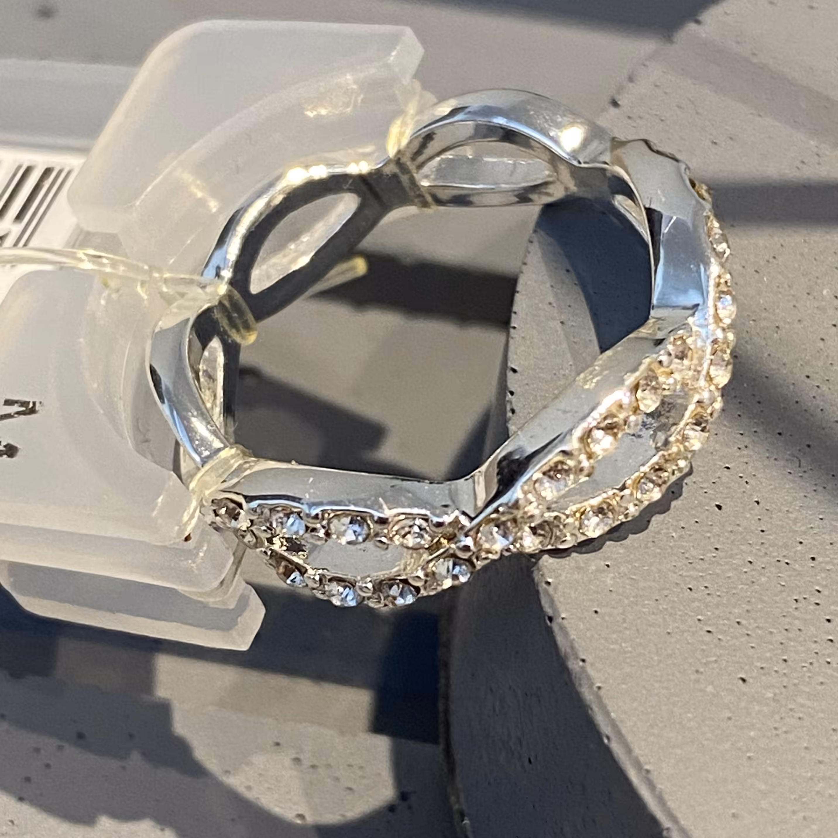 انگشتری منحصر به فرد
فوق العاده ظریف و خاص
تمام نگین
استیل
خاص و منحصر به فر