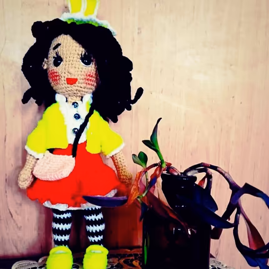 عروسک دستبافت دخترک تل خرگوشی 