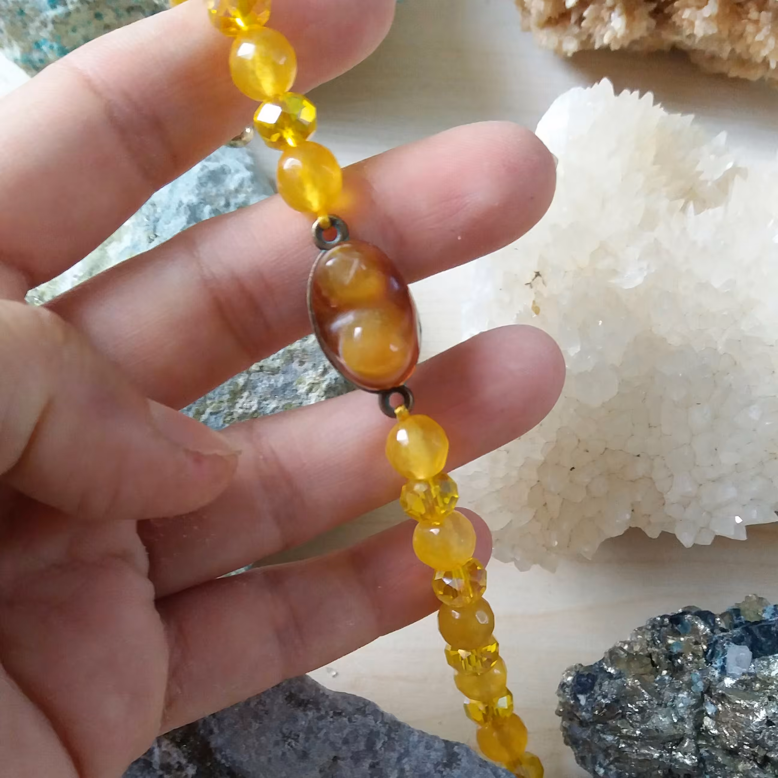 دستبند با سنگ عقیق باباقوری سه پوسته و مهره های عقیق زرد و کریستال با قفل آهنربایی