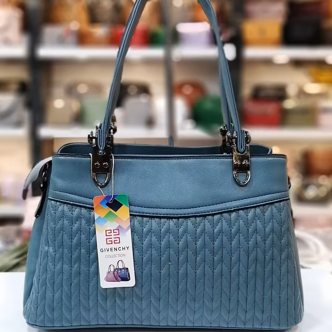 کیف کد  960
زنانه 3خونه جادار جنس رویه وآستر خارجی 
سایز 27* 31
