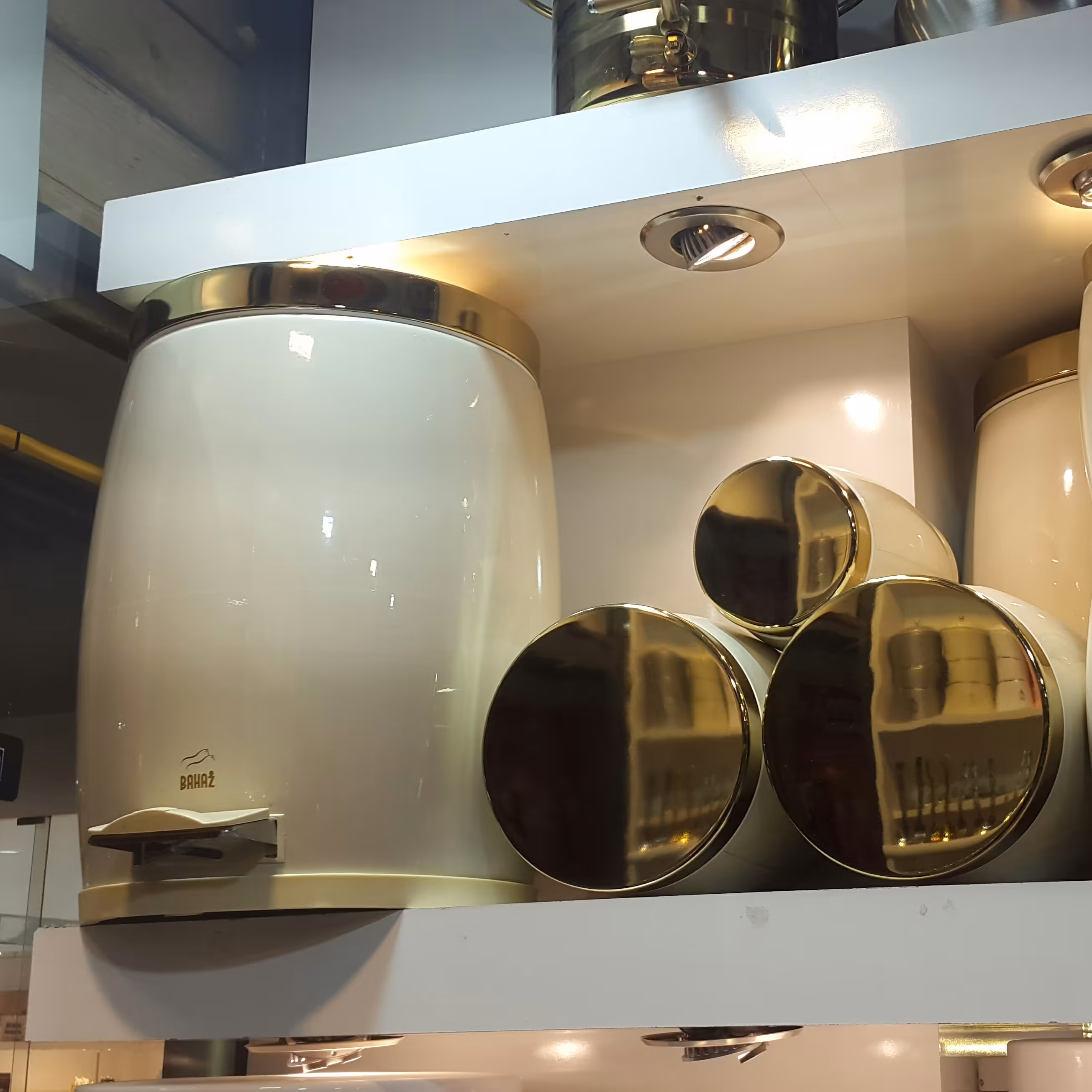  سرویس آشپزخانه 8 پارچه  کرم درب طلا خمره ای برند بهاز کالا