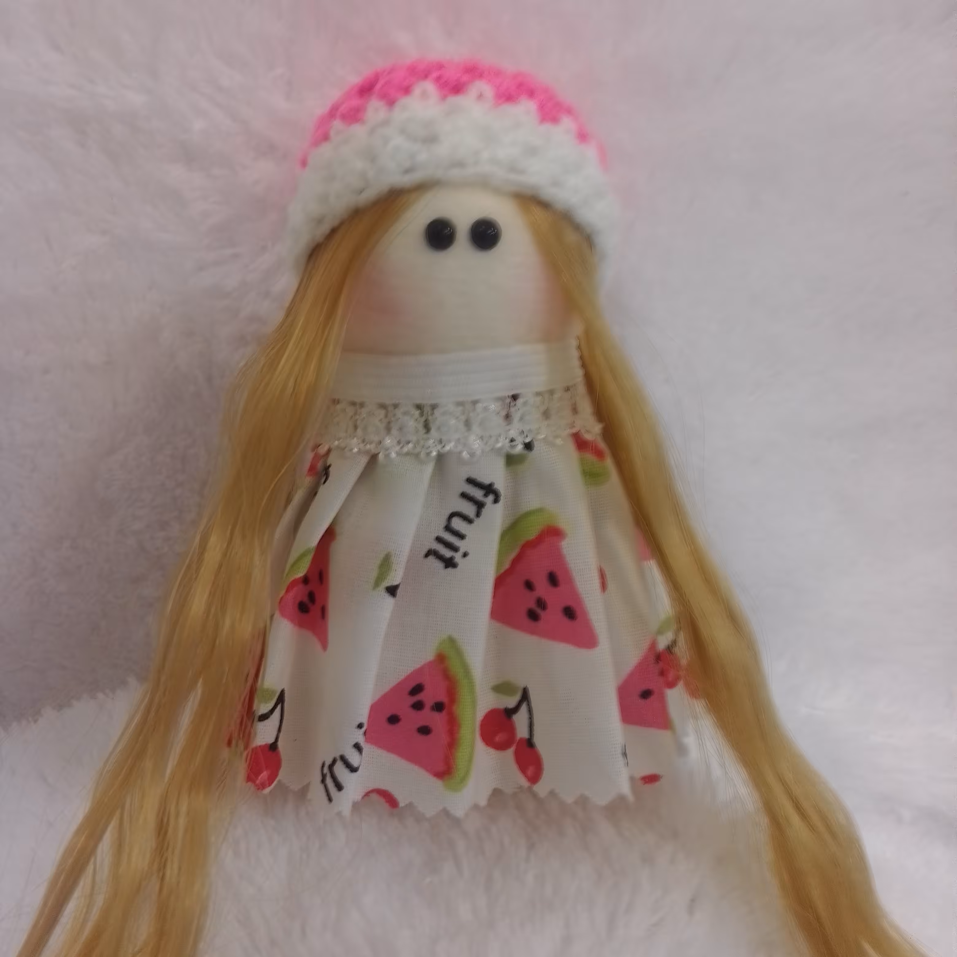 عروسک روسی طرح یلدا ( عروسک یلدایی ) 11 تا 12 سانت با کلاه بافته کلاه سفید صورتی