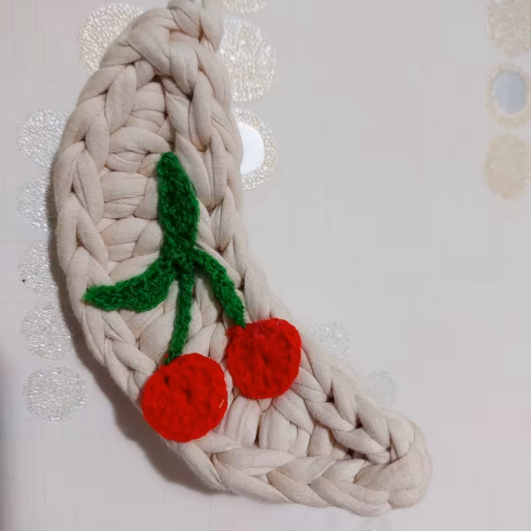 آویز  ماه گیلاسی   تریکویی سایز 15 سانت 