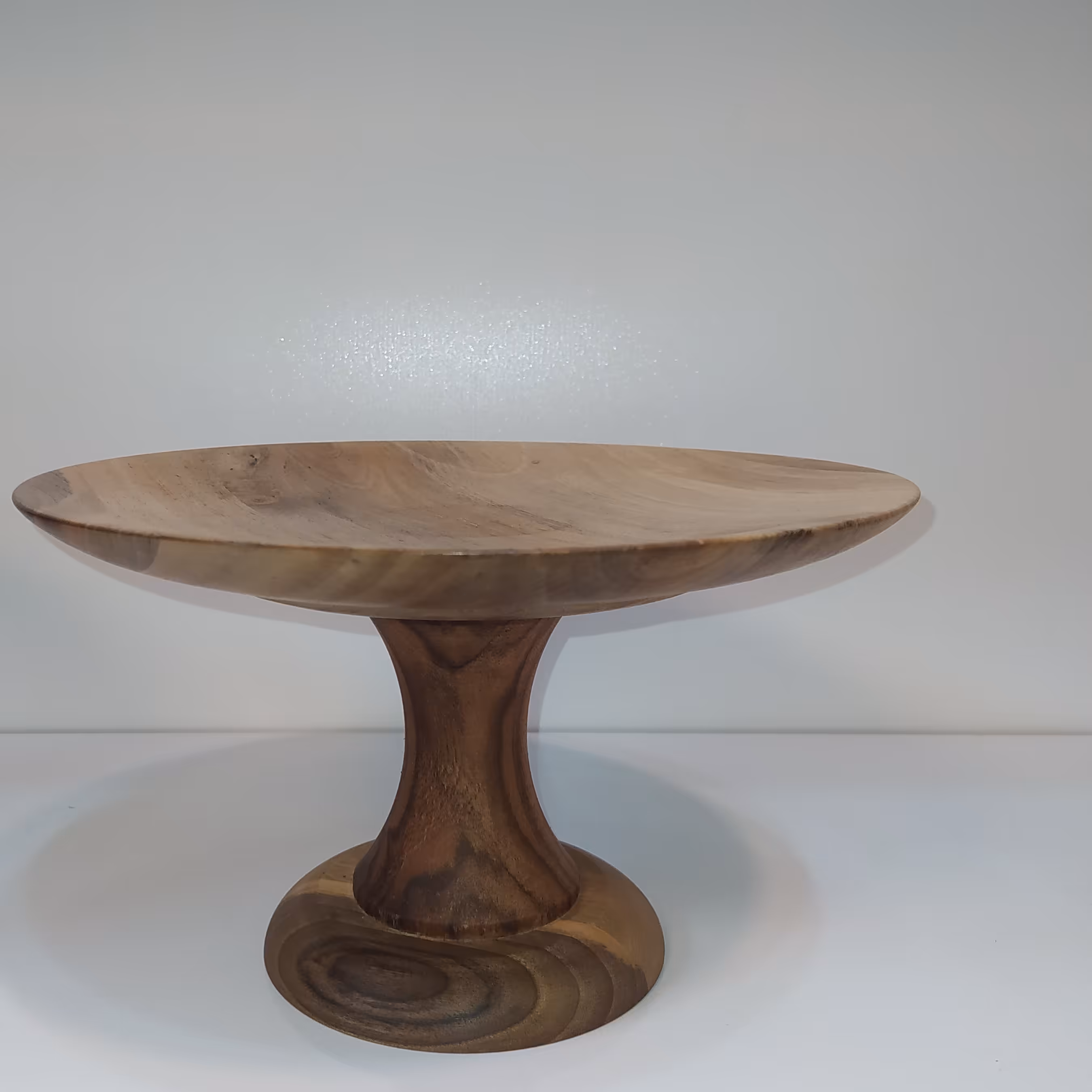 شیرینی خوری پایه دار چوب گردو .قابل شستشو با پوشش روغن گیاهی و آبگریز.عرض 24 سانت وطول با پایه 15 سانت.وزن 500 گرم