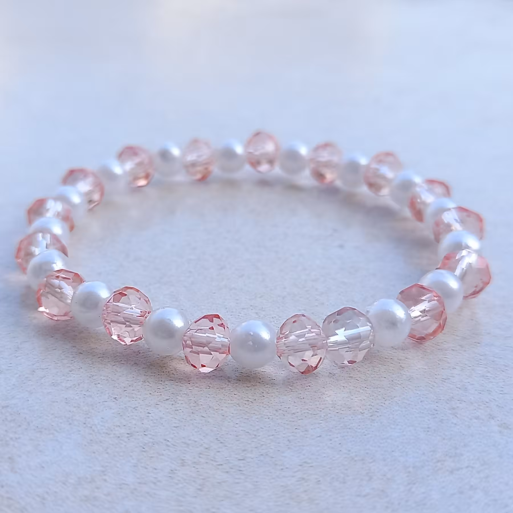 جنس محصول عالیه کشش پاره نمیشه مهره ها نمیکنه و سایز هر دستی میشه و به هر دست و رنگ پوستی هم میاد