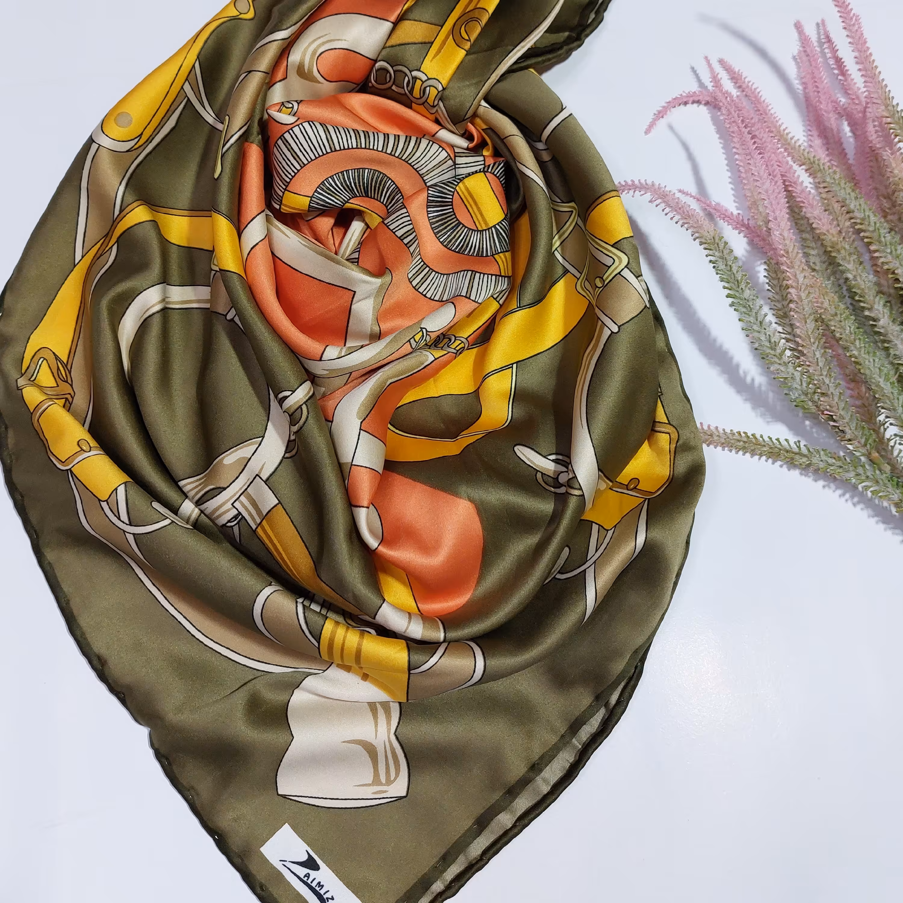 روسری ساتن ، دور دست دوز،  رنگ بندی شاد، شیک.     