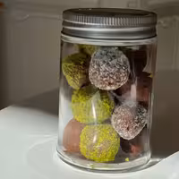 ترافل شکلاتی 25 تایی coco shenzبا کاور نارگیلی پسته کنجد 