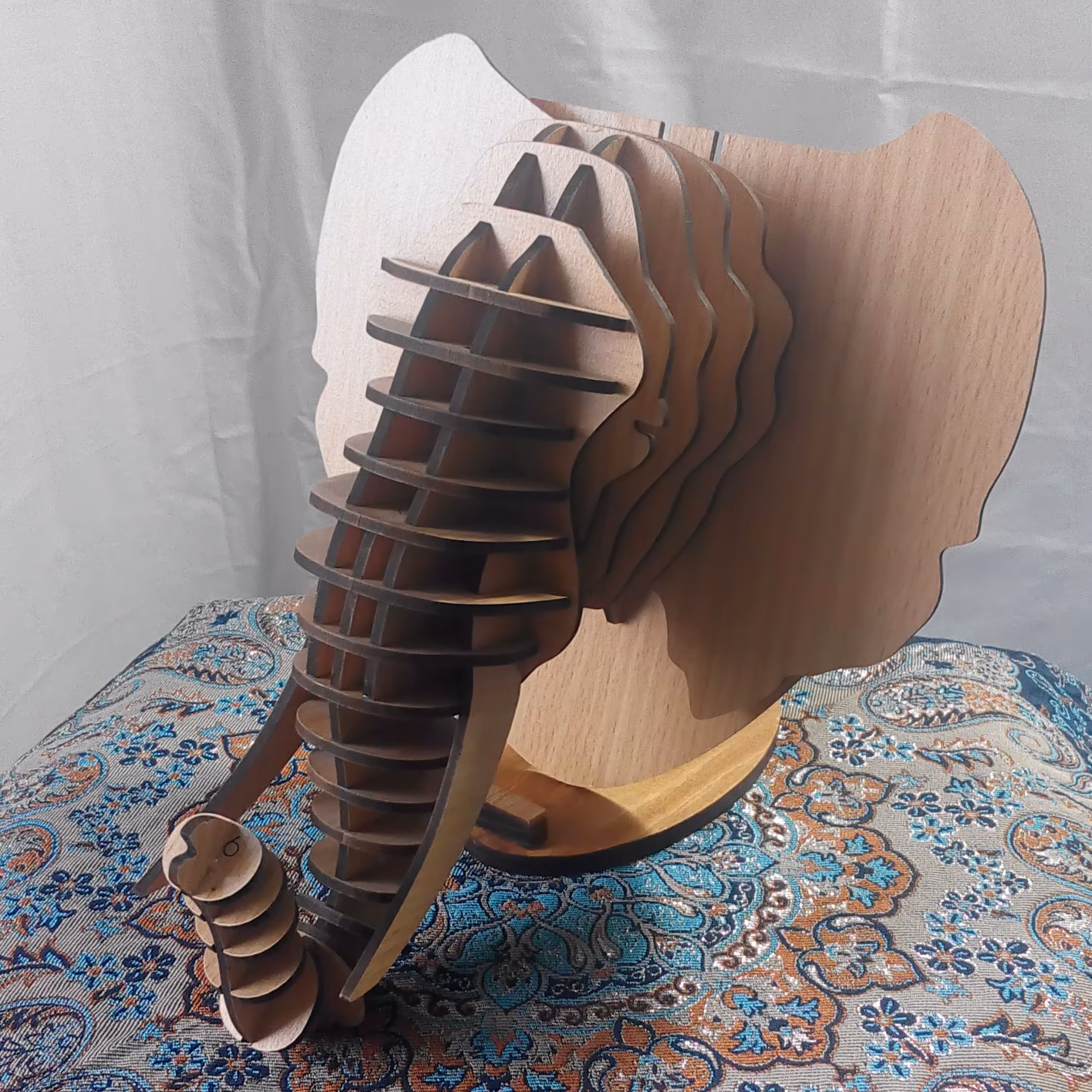 ماکت یا تندیس چوبی سر فیل قابلیت نصب اسان بروی دیوار با میخ هزینه پست به صورت پس پرداخت می باشد