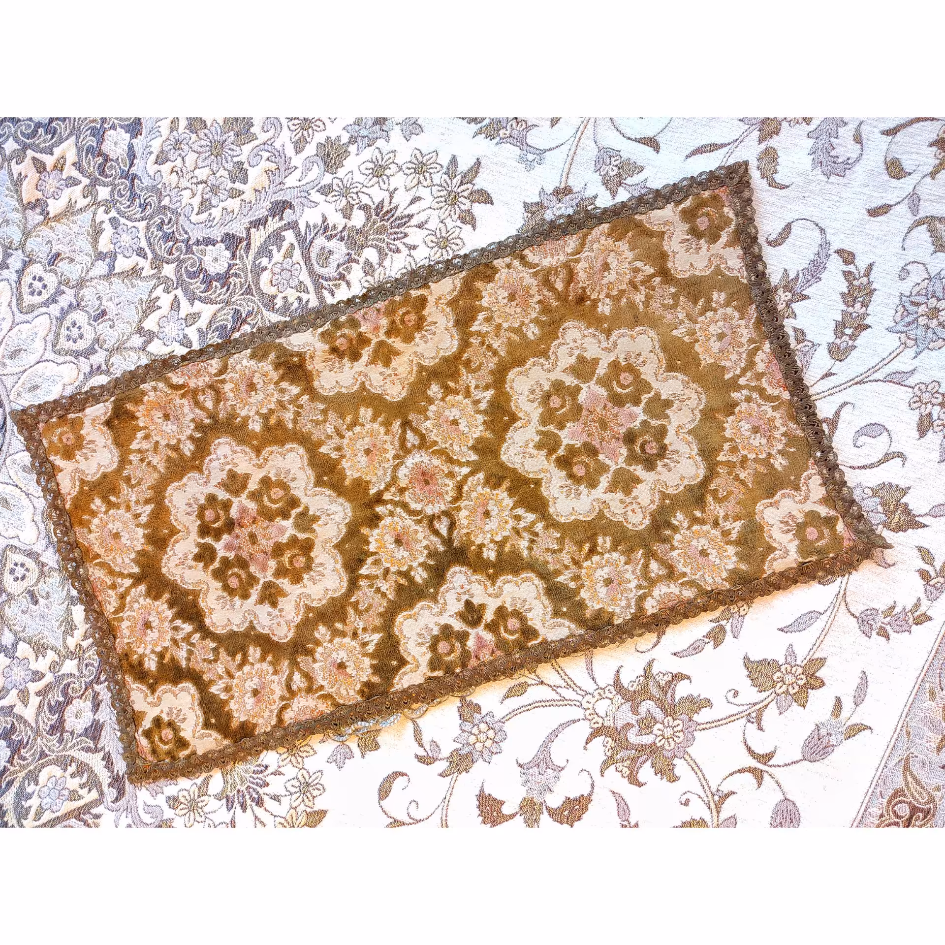 رومیزی مخمل و زربفت آنتیک بلژیکی