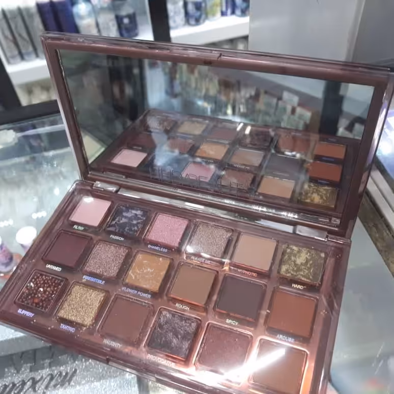 پالت نوتی هدی بیوتی 
18رنگ شاین و مات 
اصلی 
پیگمنت عالی 
مخصوص سالندارا