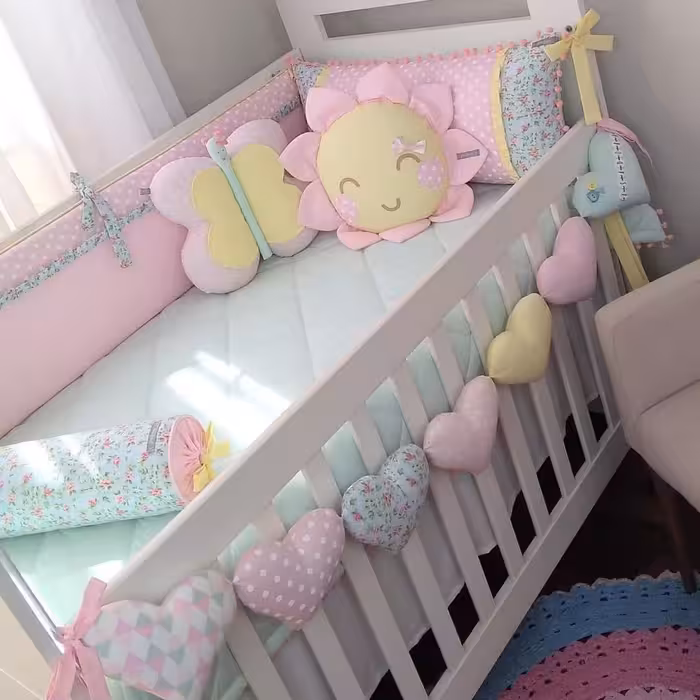 گارد تخت نوزاد چهار طرف به همراه لحاف و دوتا کوسن و ریسه ی قلبی 