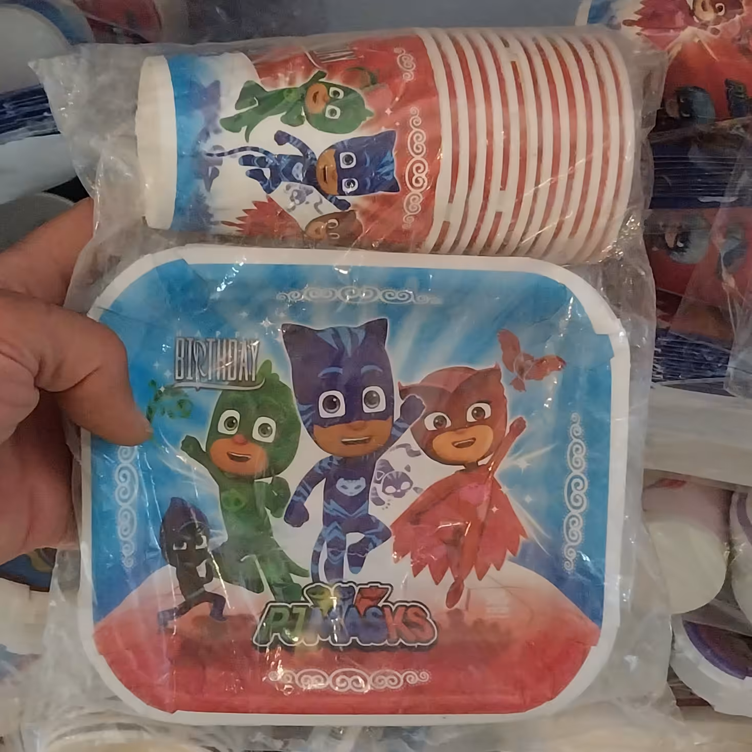 بشقاب و لیوان 12 تایی تم تولد شب نقاب 