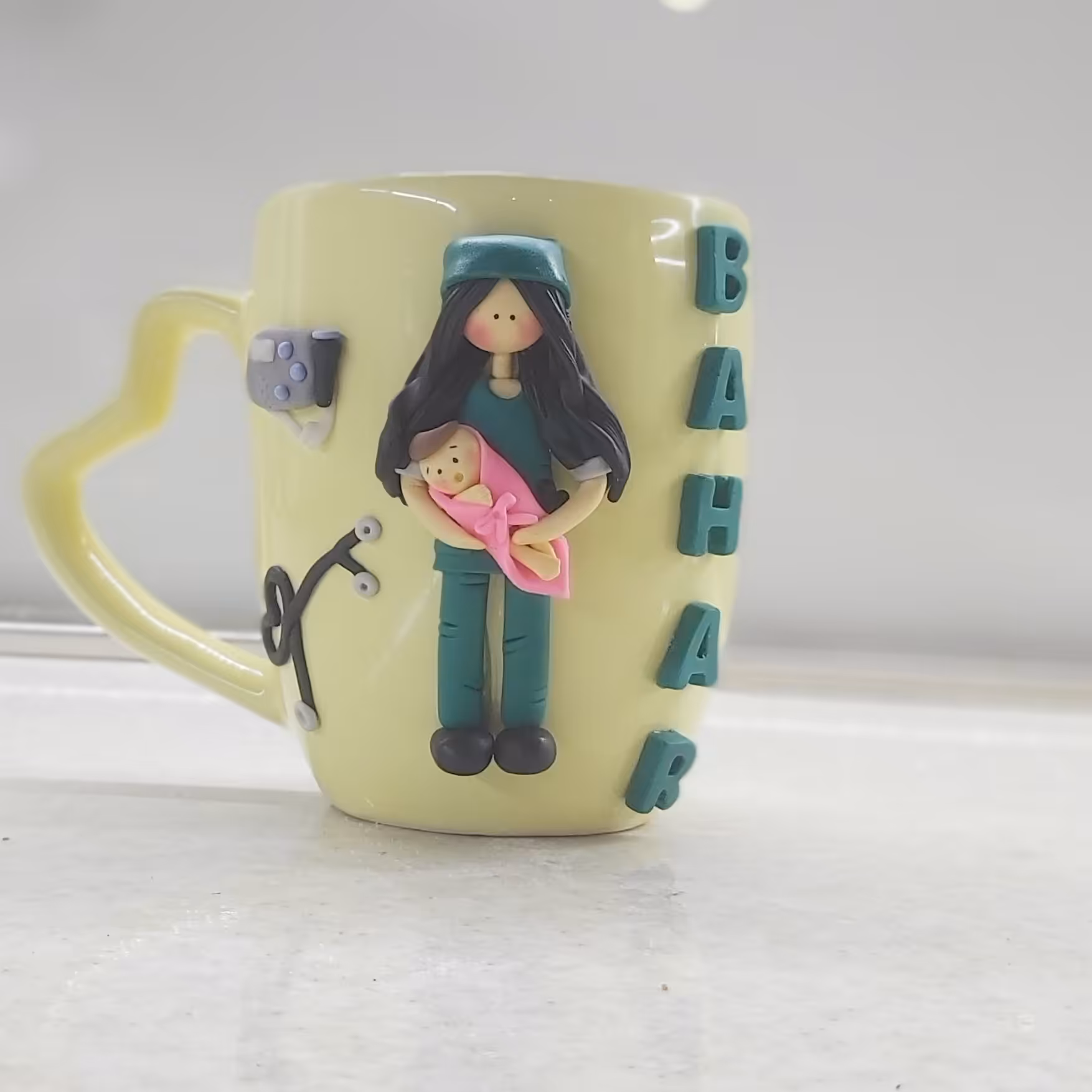 ماگ عروسکی ماما(مخصوص ماماهای مهربون،رنگ ماگ و رنگ لباس و موها قابل تغییر)