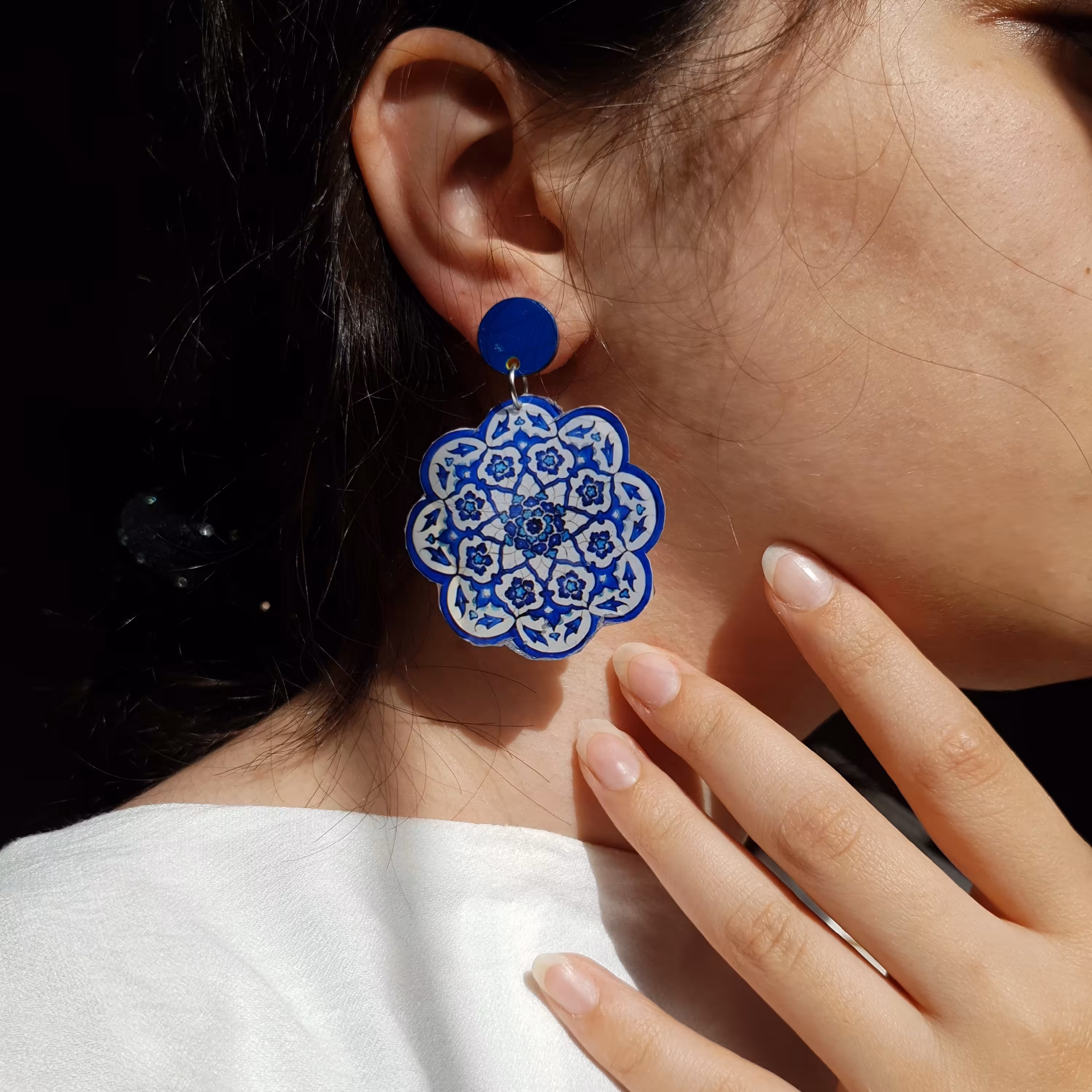 گوشواره رزینی سنتی طرح کاشی سبک زیورالات و اکسسوری  زنانه شیک و خاص برنگ آبی و سفید