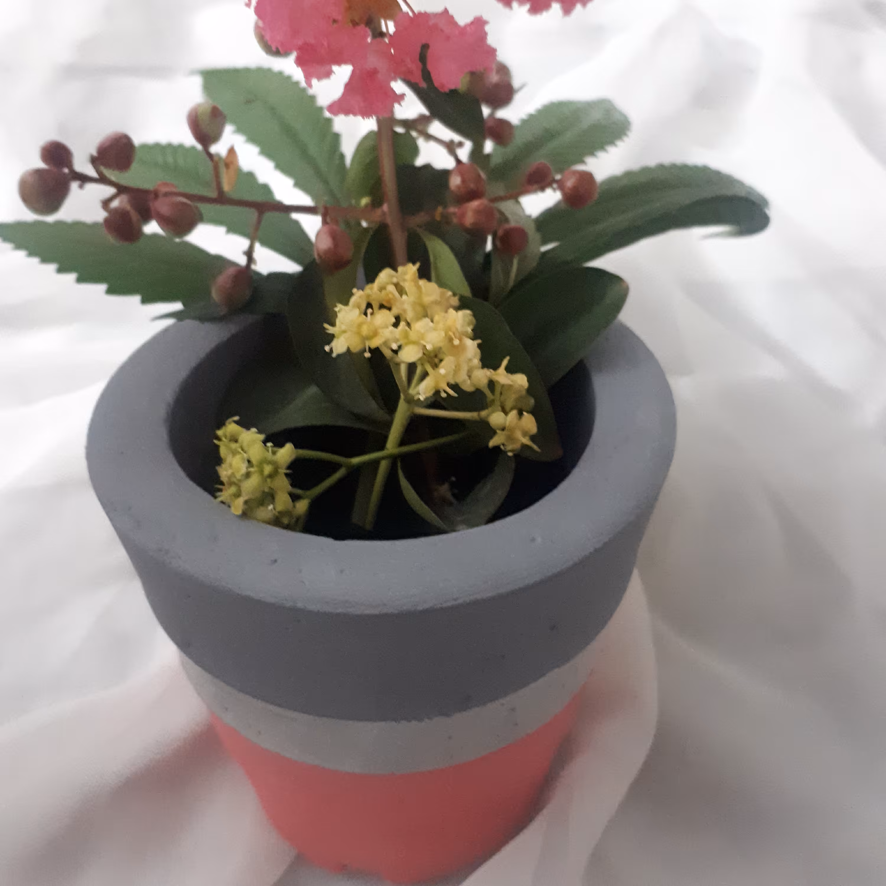 گلدان بتنی سه رنگ نوک مدادی و طوسی و صورتی خوشگل 