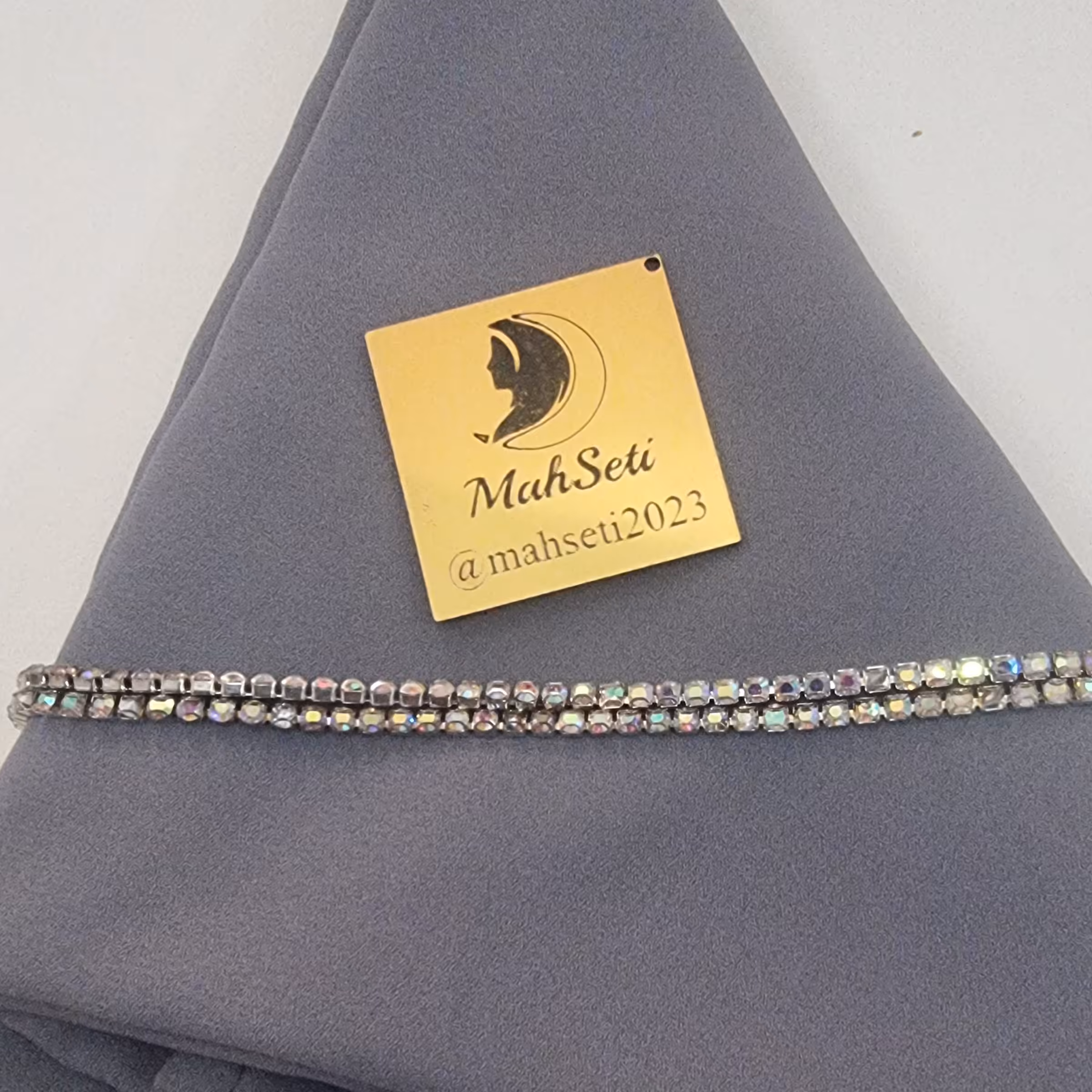 روسری کرپ حریر درجه یک - کد 5025 رنگ طوسی - سایز130