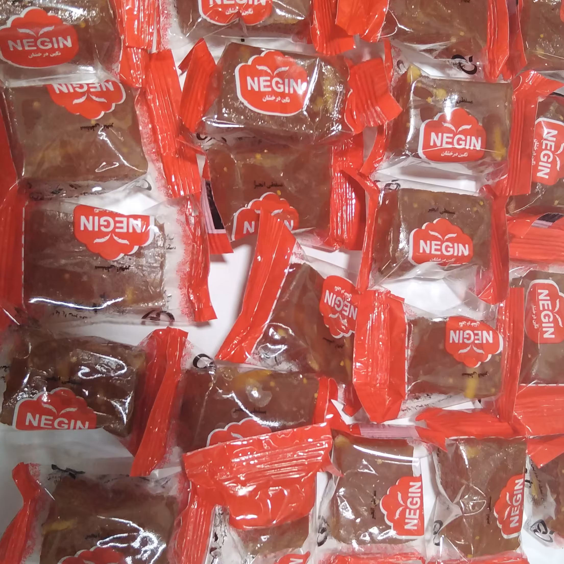 مسقطی انجیر استهبان، کیلو 120 هزار تومان در تزئین گل محمدی، کنجدی، نارگیل، مغز دار و ساده، فعلآ کنجدی و گل محمدی موجوده