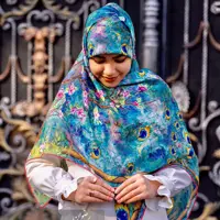 روسری مجلسی  طرح طاووس دور دوخت قواره 120 برند رضوان 