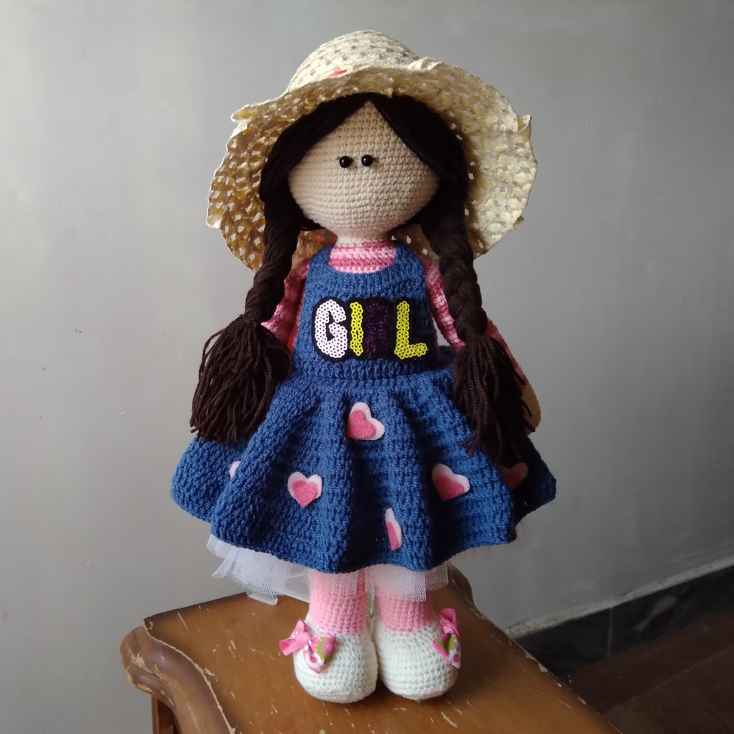 عروسکی با کلاه حصیری 