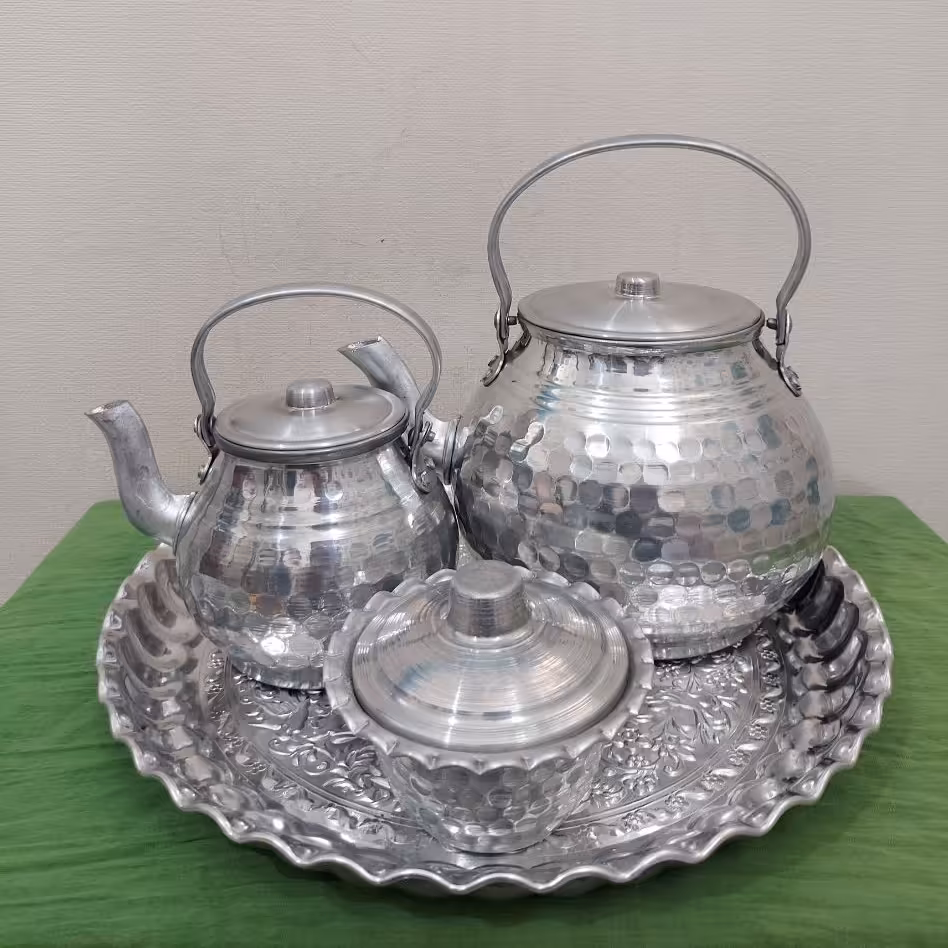 7 پارچه چایی خوری چکشی
جنس روحی
کتری 3لیتر و قوری 1 لیتر
قندان چکشی
سینی سایز 37 طرح گل برجسته