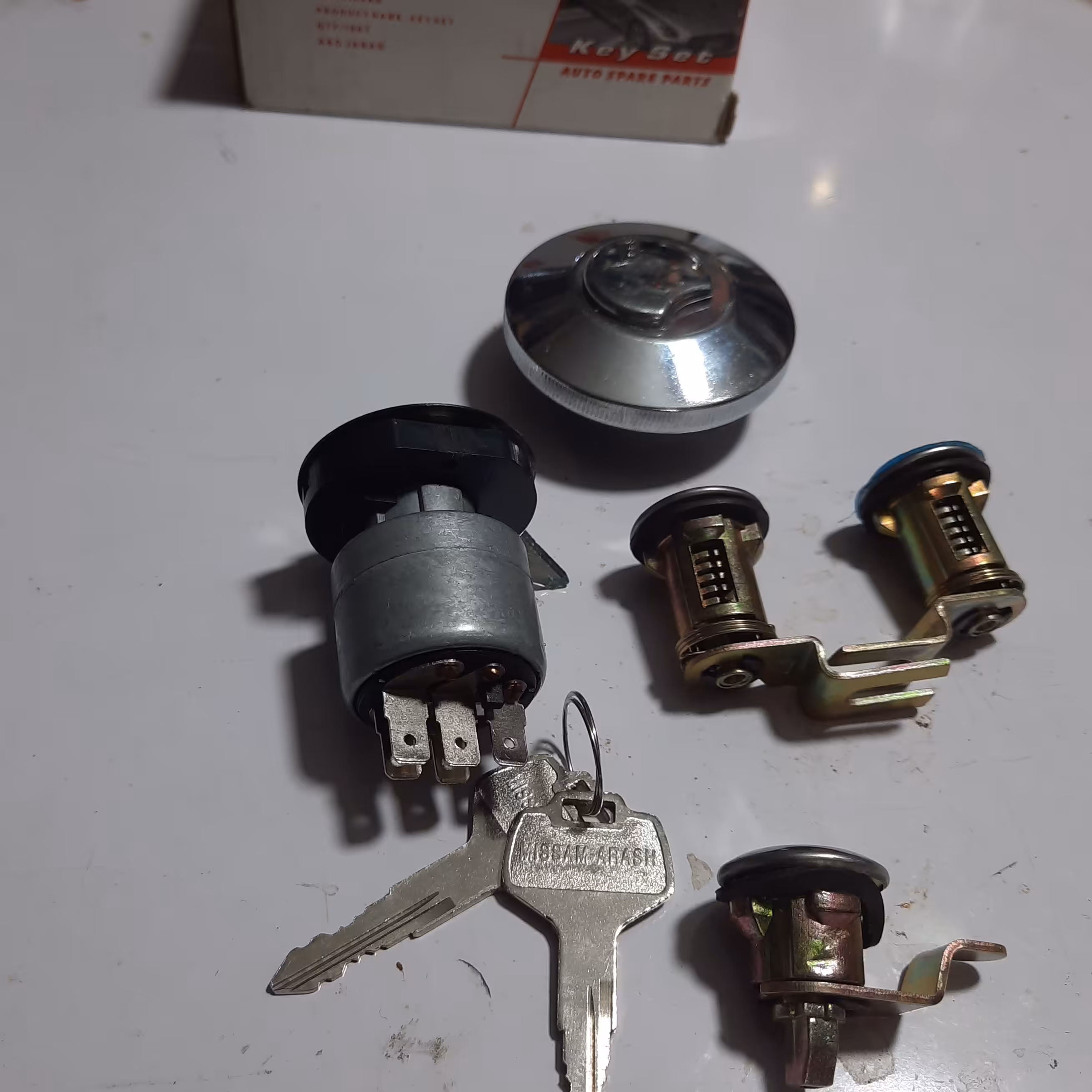 ست کامل سوئیچ دربها وسوئیچ موتور و درب باک داخلی و بیرونی وانت نیسان سایپا