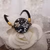 دستبند زیبای فلورا در طرح و رنگ مختلف سفارش مورد دلخواه شما برای ست کردن با لباس های قشنگتون