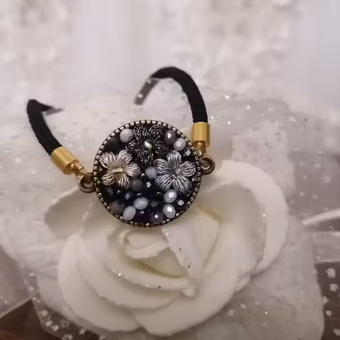 دستبند زیبای فلورا در طرح و رنگ مختلف سفارش مورد دلخواه شما برای ست کردن با لباس های قشنگتون