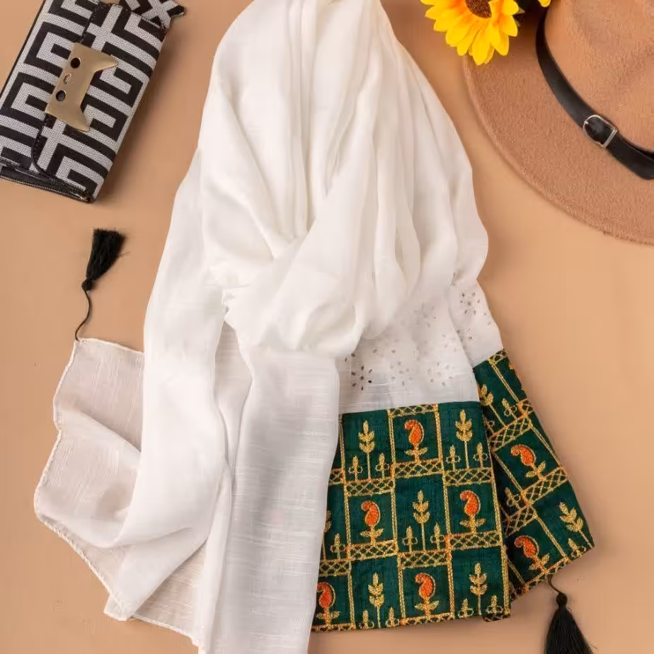 شال مجلسی سفید با دستک سبز گل دوزی سنتی جنس نخی اعلا 