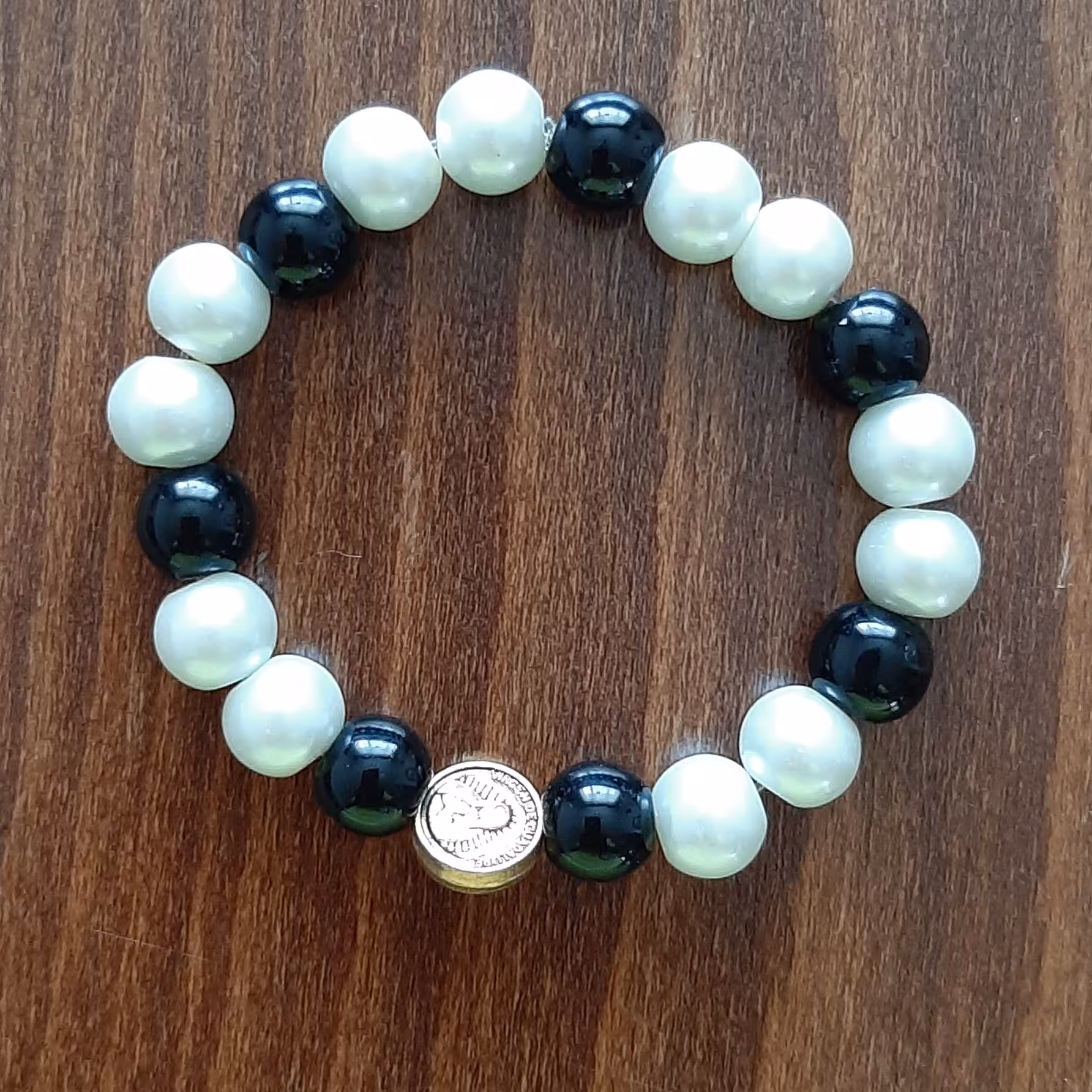 دستبند سفید مشکی با خرج کار استیل مدل 02 سایز 19 تایی