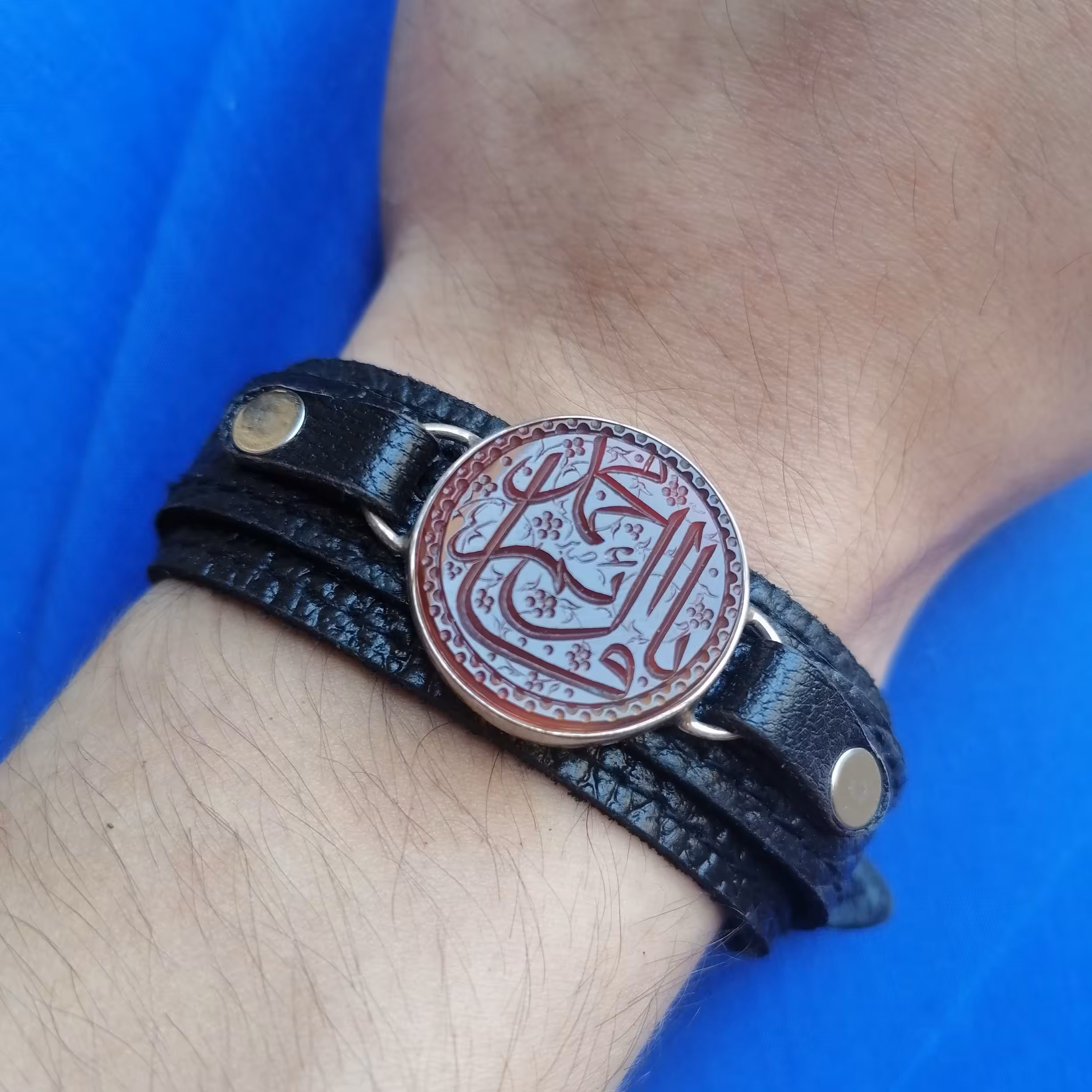 دستبند چرم، نگین عقیق حکاکی شده خوشرنگ 