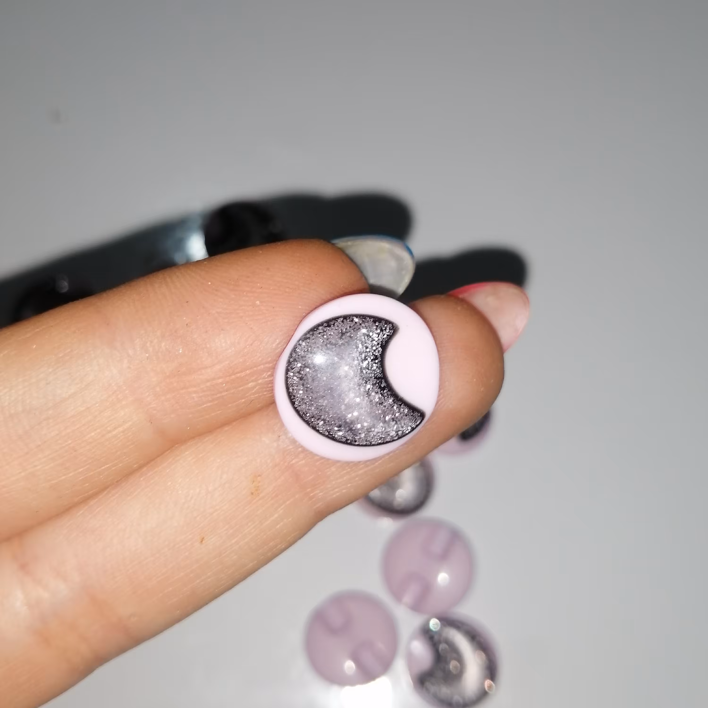 دکمه لباس کوچک طرح  اکلیلی رنگ یاسی  بسته 10 عددی 