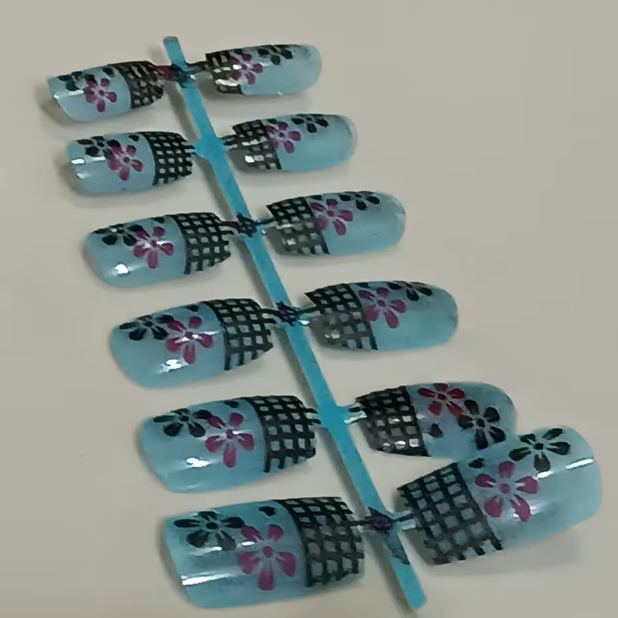 ناخن مصنوعی طرح گل آبی رنگ