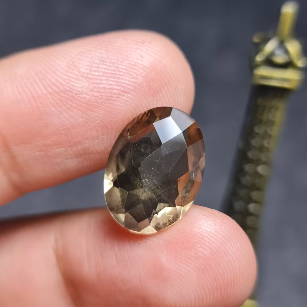  نگین فوق العاده زیبای سنگ اسموکی کوارتز معدنی خوش رنگ آفریقایی با وزن 7قیراط 
کد  27602